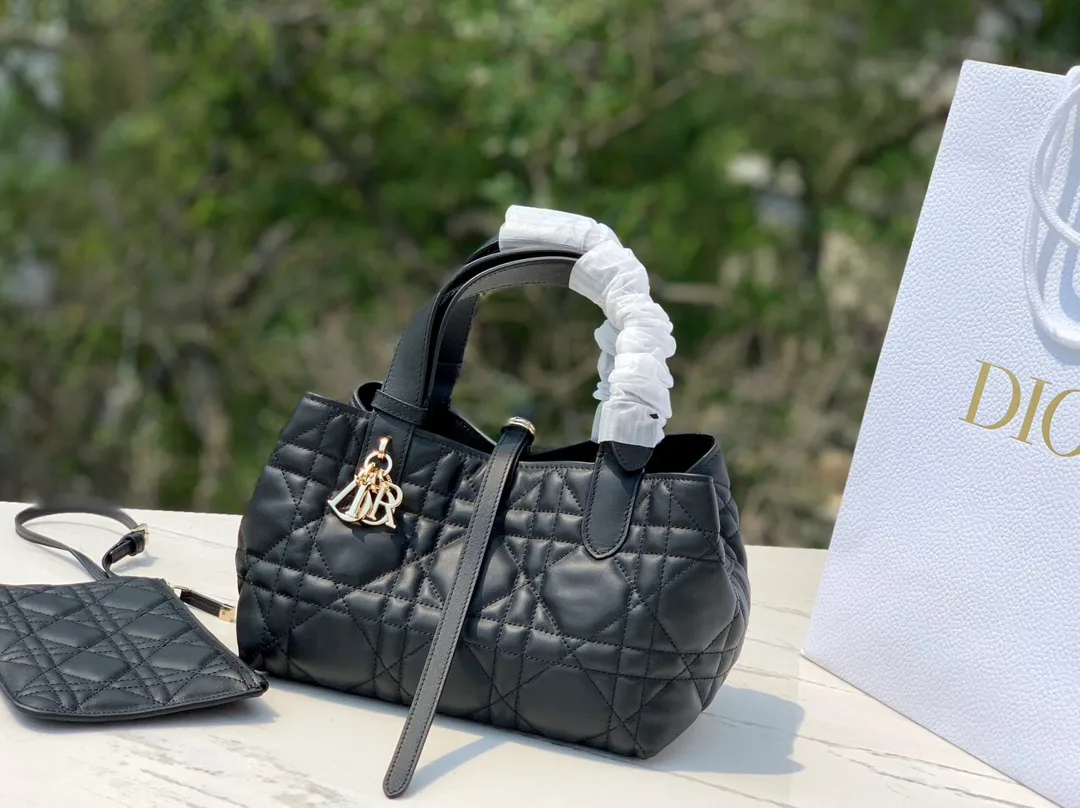 Top upgraded version 💰1900 Size: 23×14×12cm Hong Kong channel order! The small black DIOR Toujours shopping bag has already been carried by those with high fashion acumen. It is cooler than expected, and it has a sassy and lazy feeling. The familiar oversized cannage pattern and the customary CD buckle unbuckle in recent years have transformed from a square bag into a large tote bag, which is really amazing👍👍👍 It is very easy to carry at first glance. It is suitable for daily commuting to the gym. It also has a built-in small leather bag, which is detachable and can be used alone! The key point is that the length can be adjusted on the wrist, and it can be carried under the armpit. This detail is so attractive. It will no longer get stuck under the armpit and make you feel uncomfortable. This one will take you to kill all directions. It is not subject to any style restrictions. This season's blockbuster hit, what are you waiting for?
