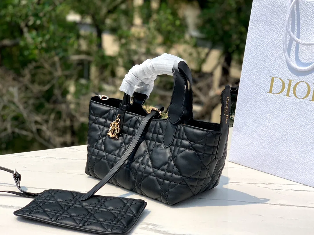 Top upgraded version 💰1900 Size: 23×14×12cm Hong Kong channel order! The small black DIOR Toujours shopping bag has already been carried by those with high fashion acumen. It is cooler than expected, and it has a sassy and lazy feeling. The familiar oversized cannage pattern and the customary CD buckle unbuckle in recent years have transformed from a square bag into a large tote bag, which is really amazing👍👍👍 It is very easy to carry at first glance. It is suitable for daily commuting to the gym. It also has a built-in small leather bag, which is detachable and can be used alone! The key point is that the length can be adjusted on the wrist, and it can be carried under the armpit. This detail is so attractive. It will no longer get stuck under the armpit and make you feel uncomfortable. This one will take you to kill all directions. It is not subject to any style restrictions. This season's blockbuster hit, what are you waiting for?