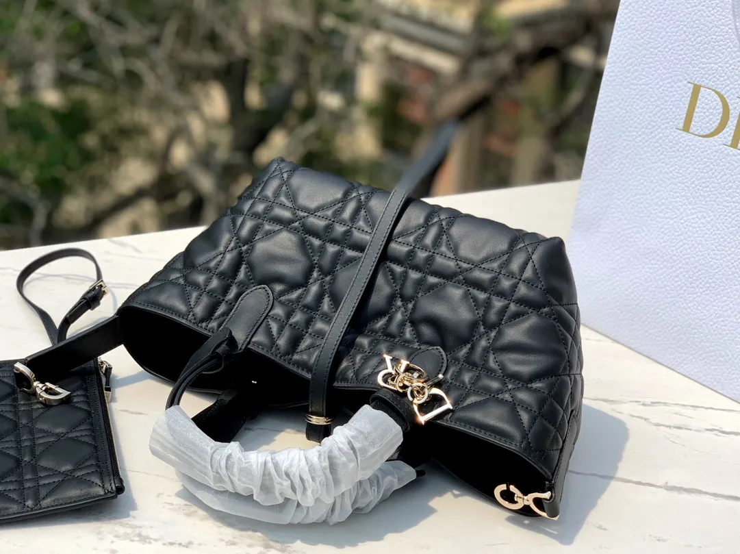 Top upgraded version 💰1900 Size: 23×14×12cm Hong Kong channel order! The small black DIOR Toujours shopping bag has already been carried by those with high fashion acumen. It is cooler than expected, and it has a sassy and lazy feeling. The familiar oversized cannage pattern and the customary CD buckle unbuckle in recent years have transformed from a square bag into a large tote bag, which is really amazing👍👍👍 It is very easy to carry at first glance. It is suitable for daily commuting to the gym. It also has a built-in small leather bag, which is detachable and can be used alone! The key point is that the length can be adjusted on the wrist, and it can be carried under the armpit. This detail is so attractive. It will no longer get stuck under the armpit and make you feel uncomfortable. This one will take you to kill all directions. It is not subject to any style restrictions. This season's blockbuster hit, what are you waiting for?