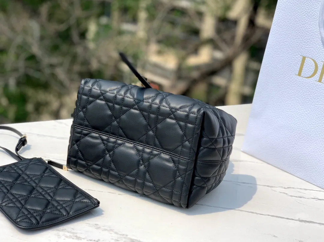 Top upgraded version 💰1900 Size: 23×14×12cm Hong Kong channel order! The small black DIOR Toujours shopping bag has already been carried by those with high fashion acumen. It is cooler than expected, and it has a sassy and lazy feeling. The familiar oversized cannage pattern and the customary CD buckle unbuckle in recent years have transformed from a square bag into a large tote bag, which is really amazing👍👍👍 It is very easy to carry at first glance. It is suitable for daily commuting to the gym. It also has a built-in small leather bag, which is detachable and can be used alone! The key point is that the length can be adjusted on the wrist, and it can be carried under the armpit. This detail is so attractive. It will no longer get stuck under the armpit and make you feel uncomfortable. This one will take you to kill all directions. It is not subject to any style restrictions. This season's blockbuster hit, what are you waiting for?