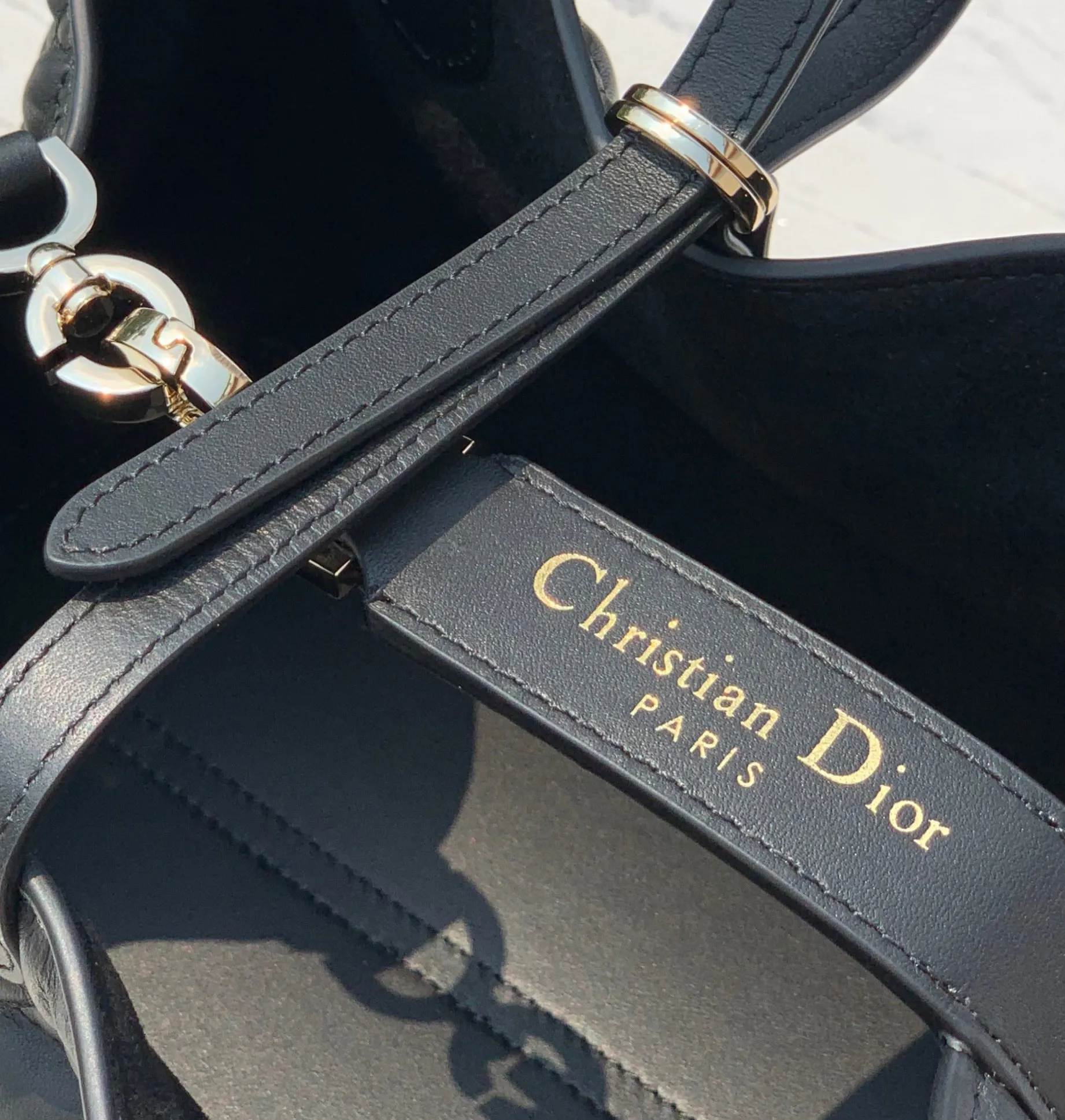 Top upgraded version 💰1900 Size: 23×14×12cm Hong Kong channel order! The small black DIOR Toujours shopping bag has already been carried by those with high fashion acumen. It is cooler than expected, and it has a sassy and lazy feeling. The familiar oversized cannage pattern and the customary CD buckle unbuckle in recent years have transformed from a square bag into a large tote bag, which is really amazing👍👍👍 It is very easy to carry at first glance. It is suitable for daily commuting to the gym. It also has a built-in small leather bag, which is detachable and can be used alone! The key point is that the length can be adjusted on the wrist, and it can be carried under the armpit. This detail is so attractive. It will no longer get stuck under the armpit and make you feel uncomfortable. This one will take you to kill all directions. It is not subject to any style restrictions. This season's blockbuster hit, what are you waiting for?