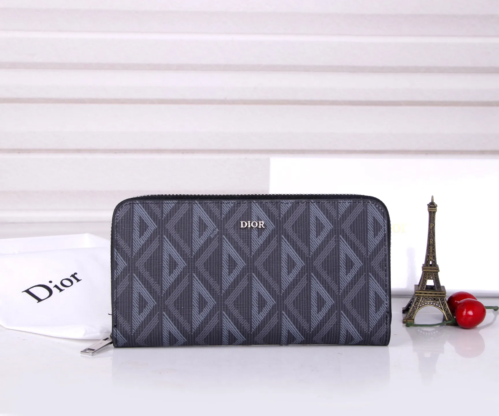 💰170 Style No.: 3303 Brand: Dior Color: Black Light Blue Size: 19.5*10.5*3 Description: The latest model from Dior counter! Dior long zipper wallet💕💕💕High-end printing❤️ Decorated with "Dior" logo on the front, with first-layer cowhide, large capacity double compartments, 8 card slots plus easy storage 0197