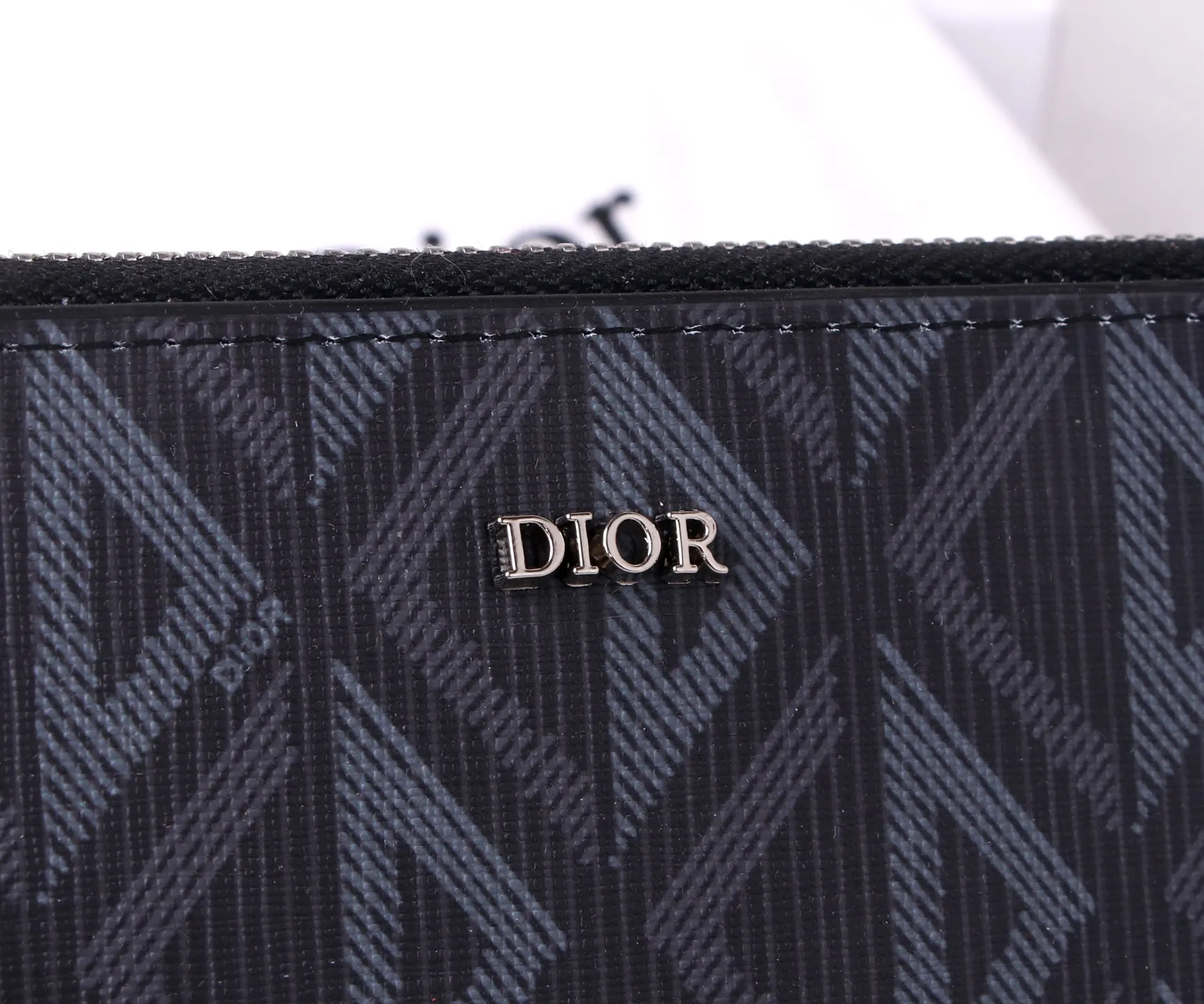💰170 Style No.: 3303 Brand: Dior Color: Black Light Blue Size: 19.5*10.5*3 Description: The latest model from Dior counter! Dior long zipper wallet💕💕💕High-end printing❤️ Decorated with "Dior" logo on the front, with first-layer cowhide, large capacity double compartments, 8 card slots plus easy storage 0197