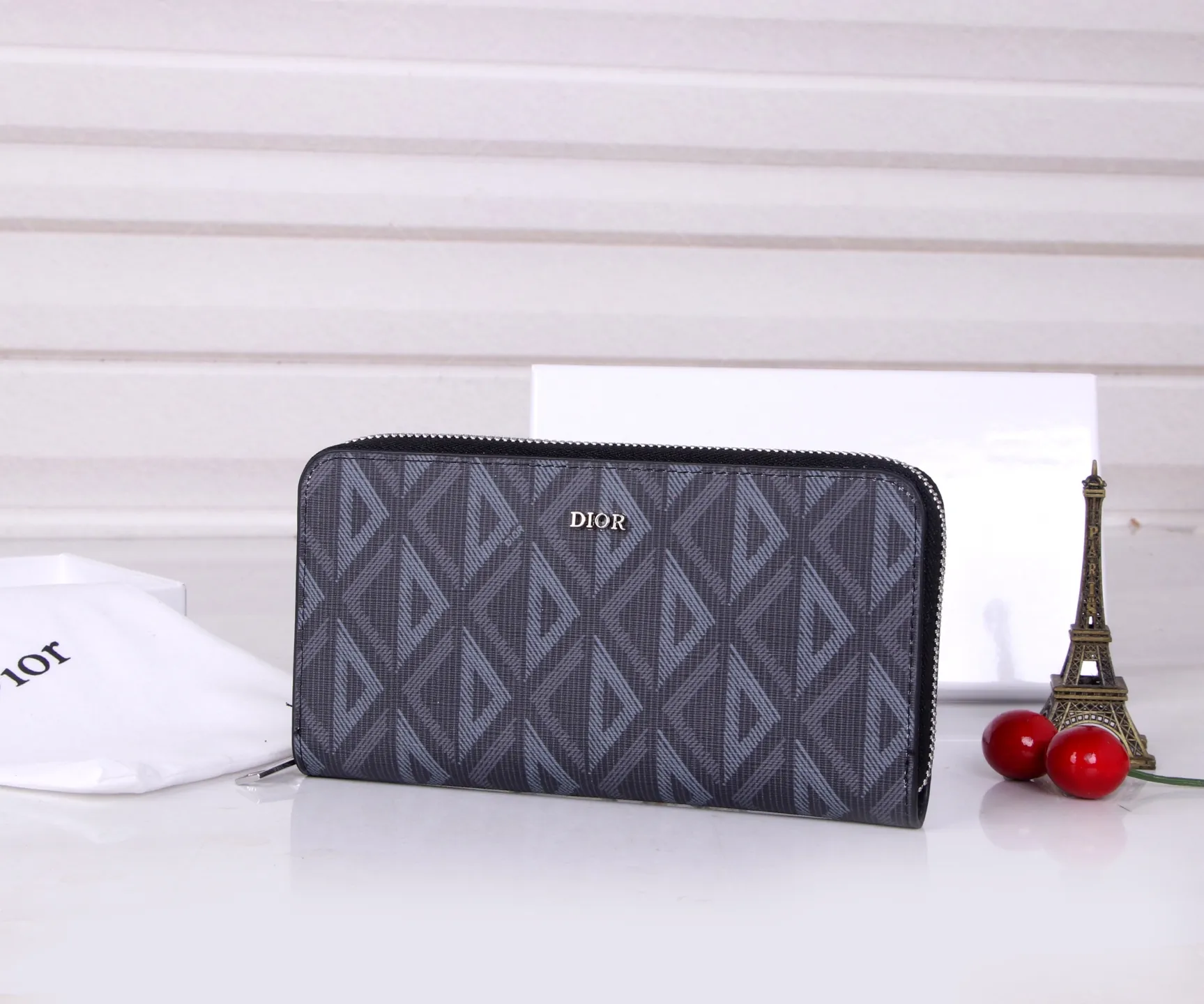 💰170 Style No.: 3303 Brand: Dior Color: Black Light Blue Size: 19.5*10.5*3 Description: The latest model from Dior counter! Dior long zipper wallet💕💕💕High-end printing❤️ Decorated with "Dior" logo on the front, with first-layer cowhide, large capacity double compartments, 8 card slots plus easy storage 0197