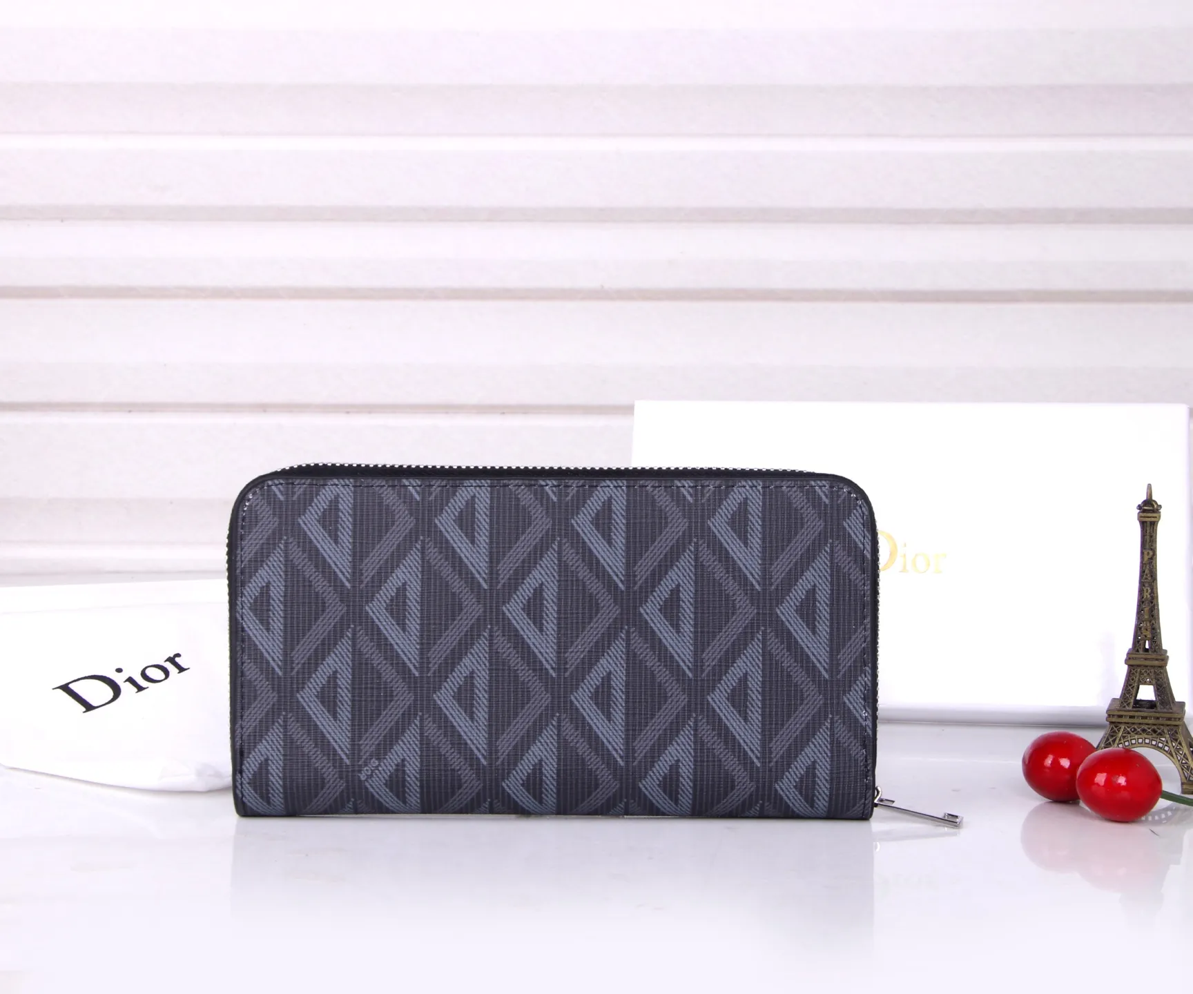 💰170 Style No.: 3303 Brand: Dior Color: Black Light Blue Size: 19.5*10.5*3 Description: The latest model from Dior counter! Dior long zipper wallet💕💕💕High-end printing❤️ Decorated with "Dior" logo on the front, with first-layer cowhide, large capacity double compartments, 8 card slots plus easy storage 0197