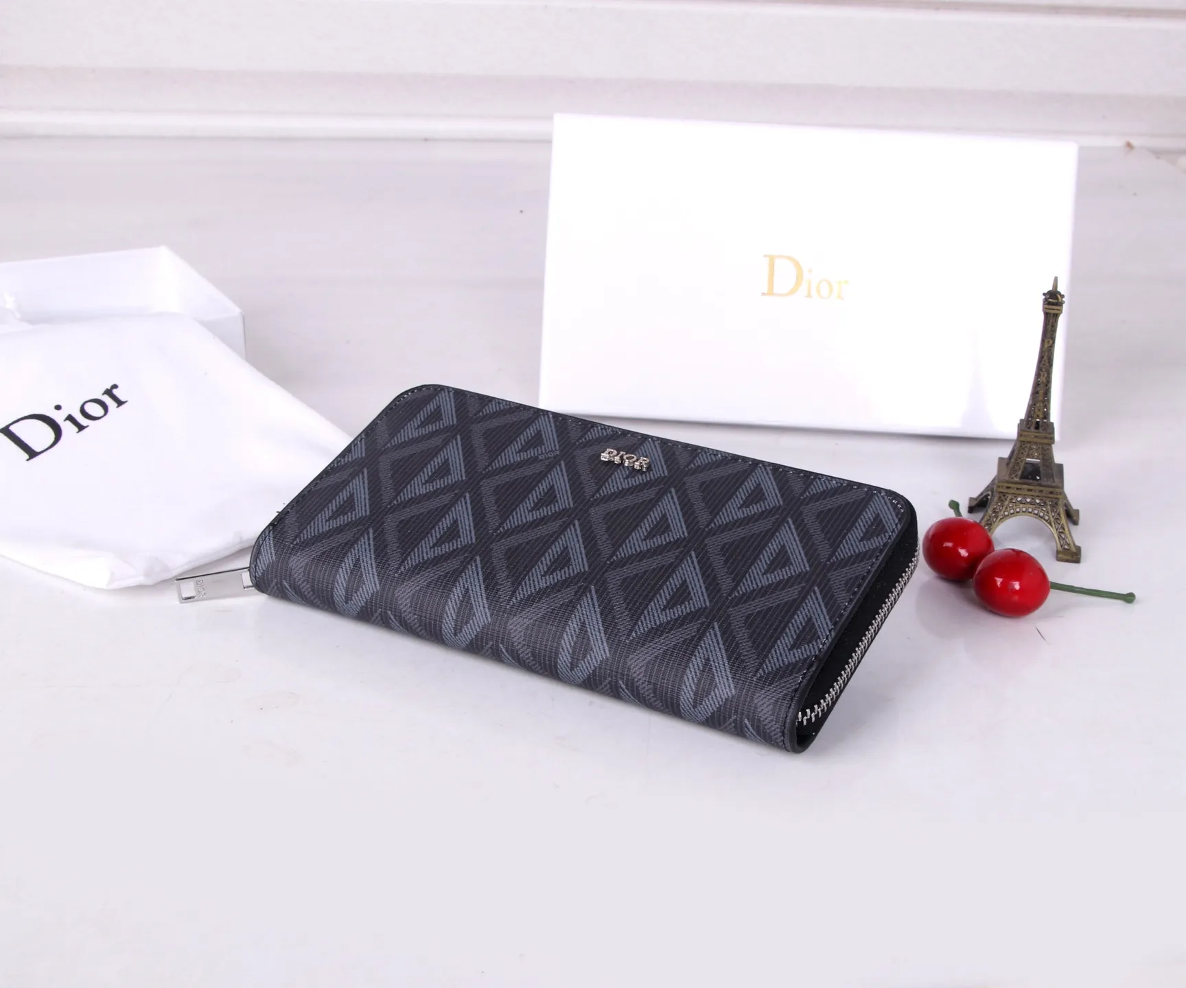 💰170 Style No.: 3303 Brand: Dior Color: Black Light Blue Size: 19.5*10.5*3 Description: The latest model from Dior counter! Dior long zipper wallet💕💕💕High-end printing❤️ Decorated with "Dior" logo on the front, with first-layer cowhide, large capacity double compartments, 8 card slots plus easy storage 0197