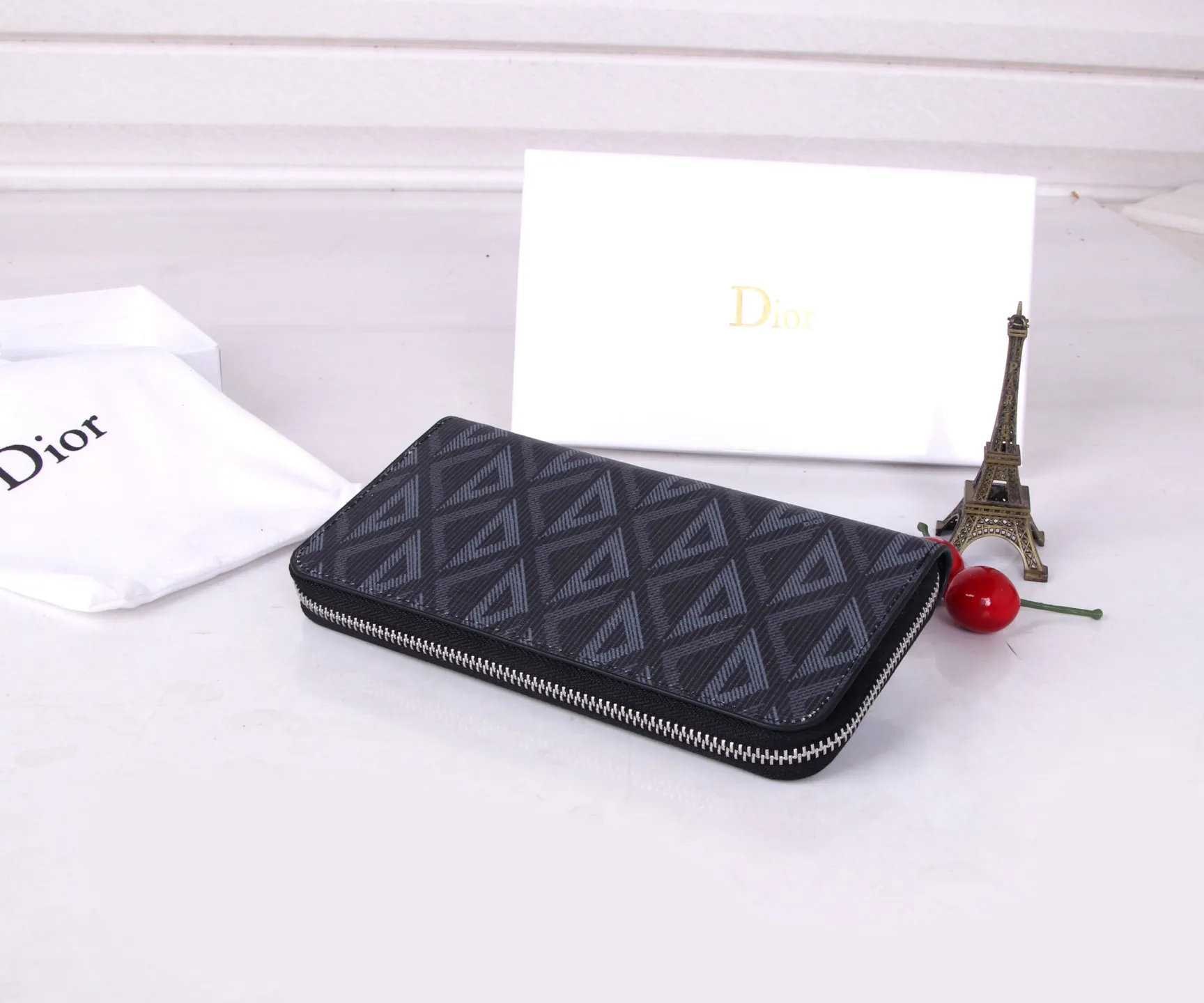 💰170 Style No.: 3303 Brand: Dior Color: Black Light Blue Size: 19.5*10.5*3 Description: The latest model from Dior counter! Dior long zipper wallet💕💕💕High-end printing❤️ Decorated with "Dior" logo on the front, with first-layer cowhide, large capacity double compartments, 8 card slots plus easy storage 0197