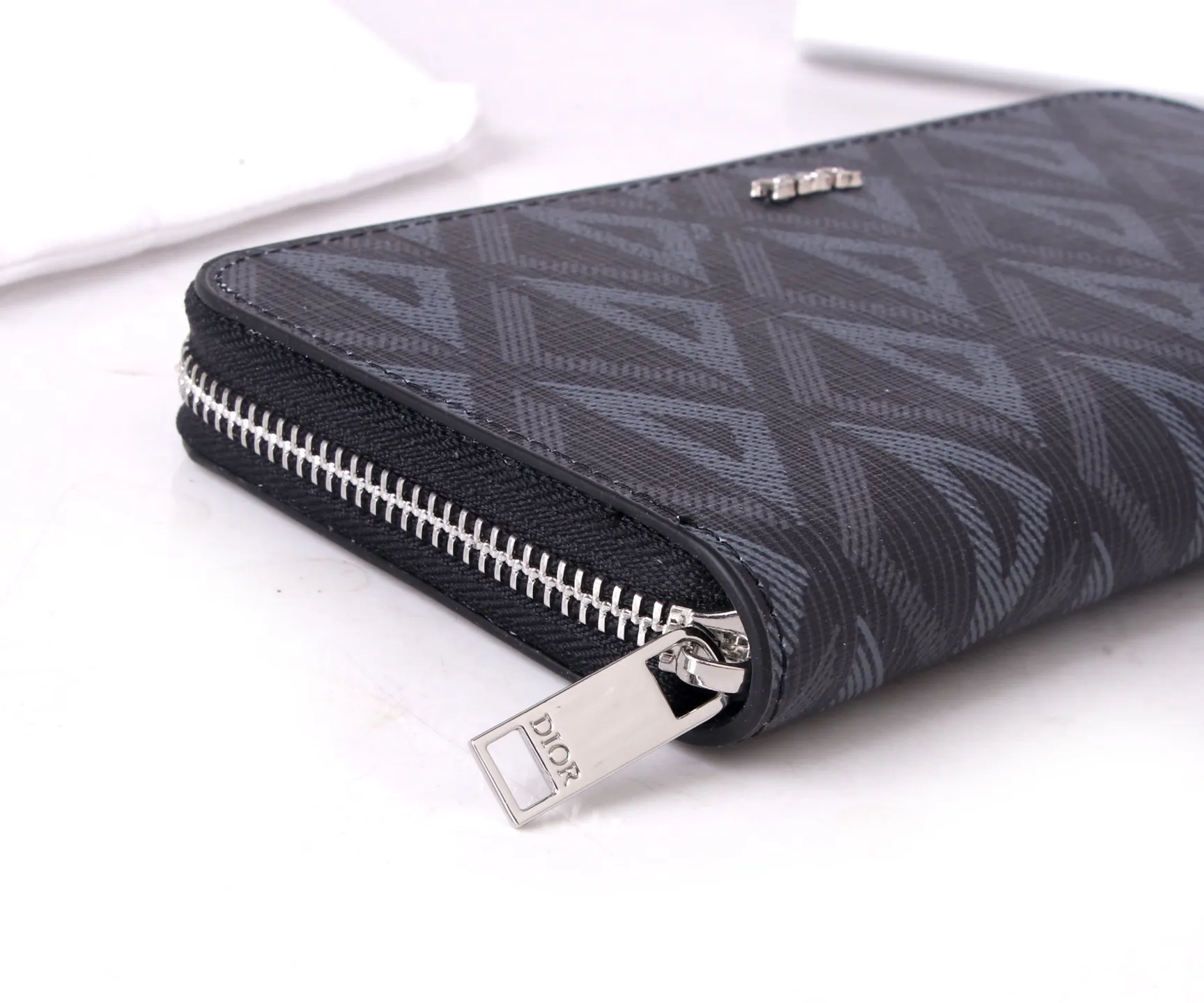 💰170 Style No.: 3303 Brand: Dior Color: Black Light Blue Size: 19.5*10.5*3 Description: The latest model from Dior counter! Dior long zipper wallet💕💕💕High-end printing❤️ Decorated with "Dior" logo on the front, with first-layer cowhide, large capacity double compartments, 8 card slots plus easy storage 0197