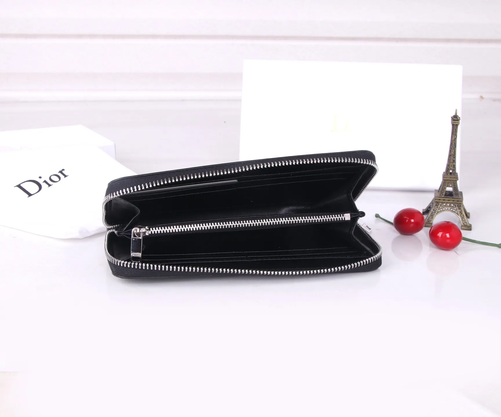 💰170 Style No.: 3303 Brand: Dior Color: Black Light Blue Size: 19.5*10.5*3 Description: The latest model from Dior counter! Dior long zipper wallet💕💕💕High-end printing❤️ Decorated with "Dior" logo on the front, with first-layer cowhide, large capacity double compartments, 8 card slots plus easy storage 0197