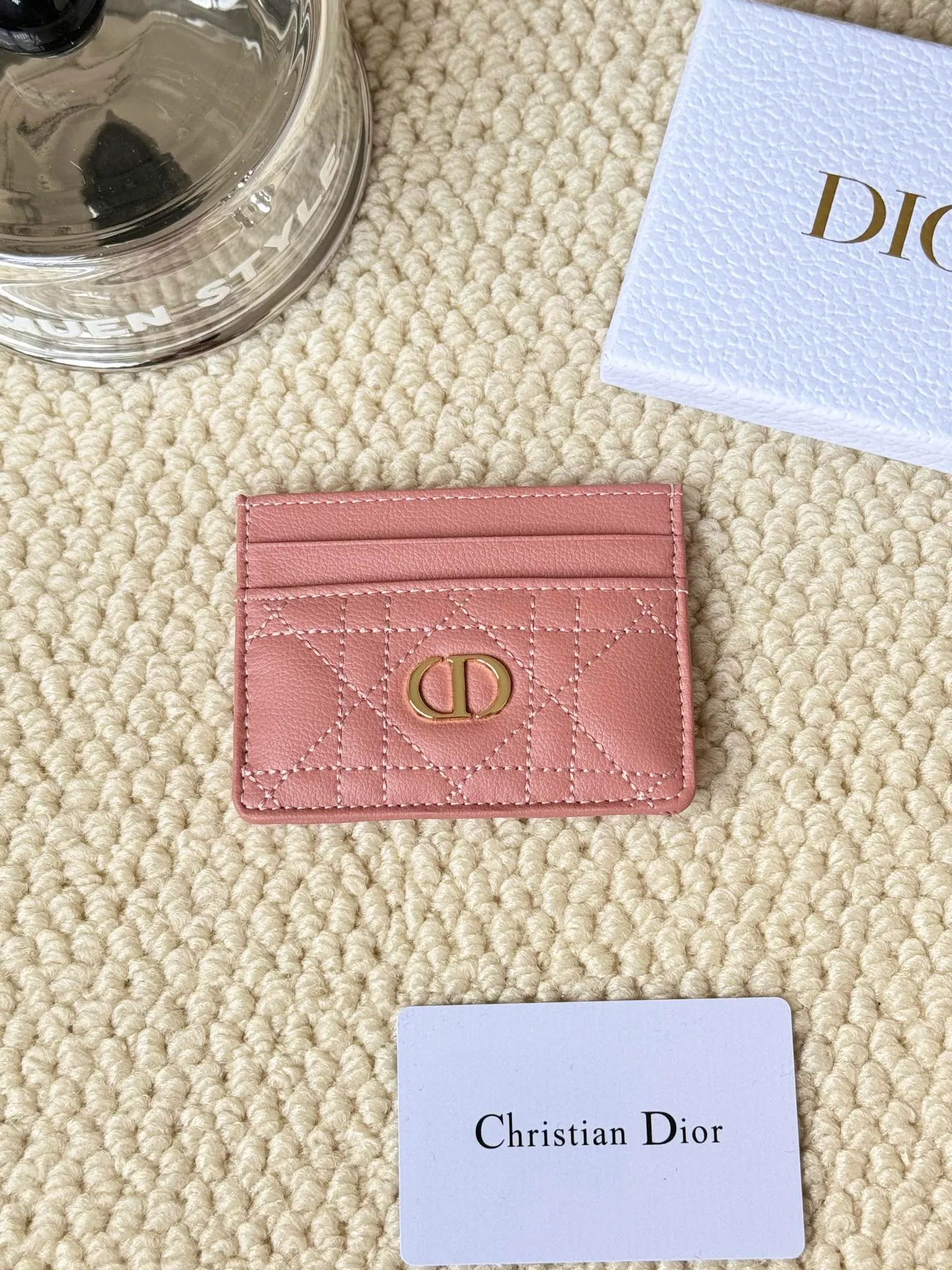 💰110 No.: S5130 Carefully crafted from soft cowhide, decorated with cannage pattern topstitching and embellished with the "CD" logo on the front. Elegant and sophisticated, it has five card slots and is suitable for various occasions. Size: 10.5*7.5cm Dior Caro five-compartment card holder is a new product this season, elegant and practical.