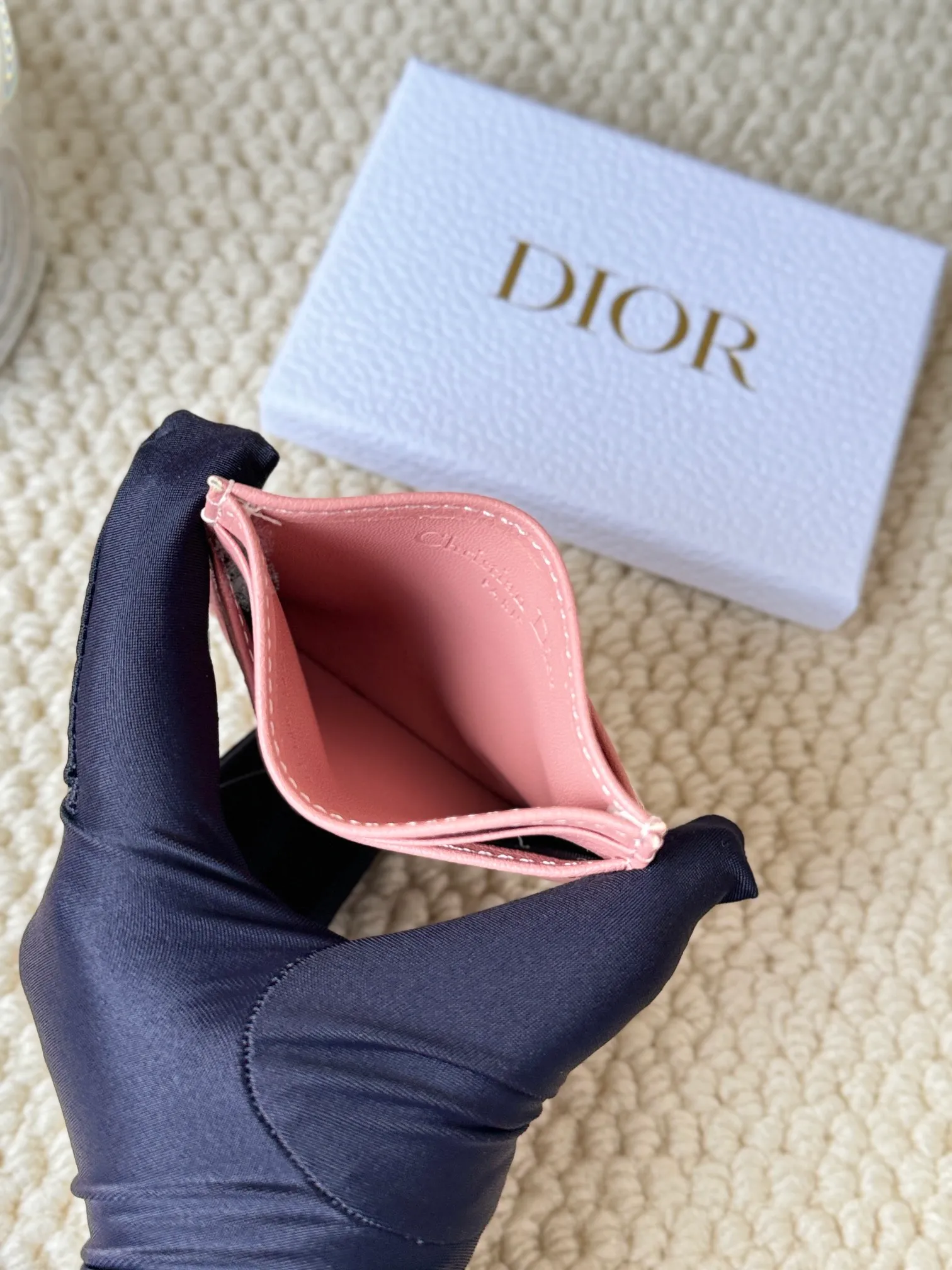 💰110 No.: S5130 Carefully crafted from soft cowhide, decorated with cannage pattern topstitching and embellished with the "CD" logo on the front. Elegant and sophisticated, it has five card slots and is suitable for various occasions. Size: 10.5*7.5cm Dior Caro five-compartment card holder is a new product this season, elegant and practical.