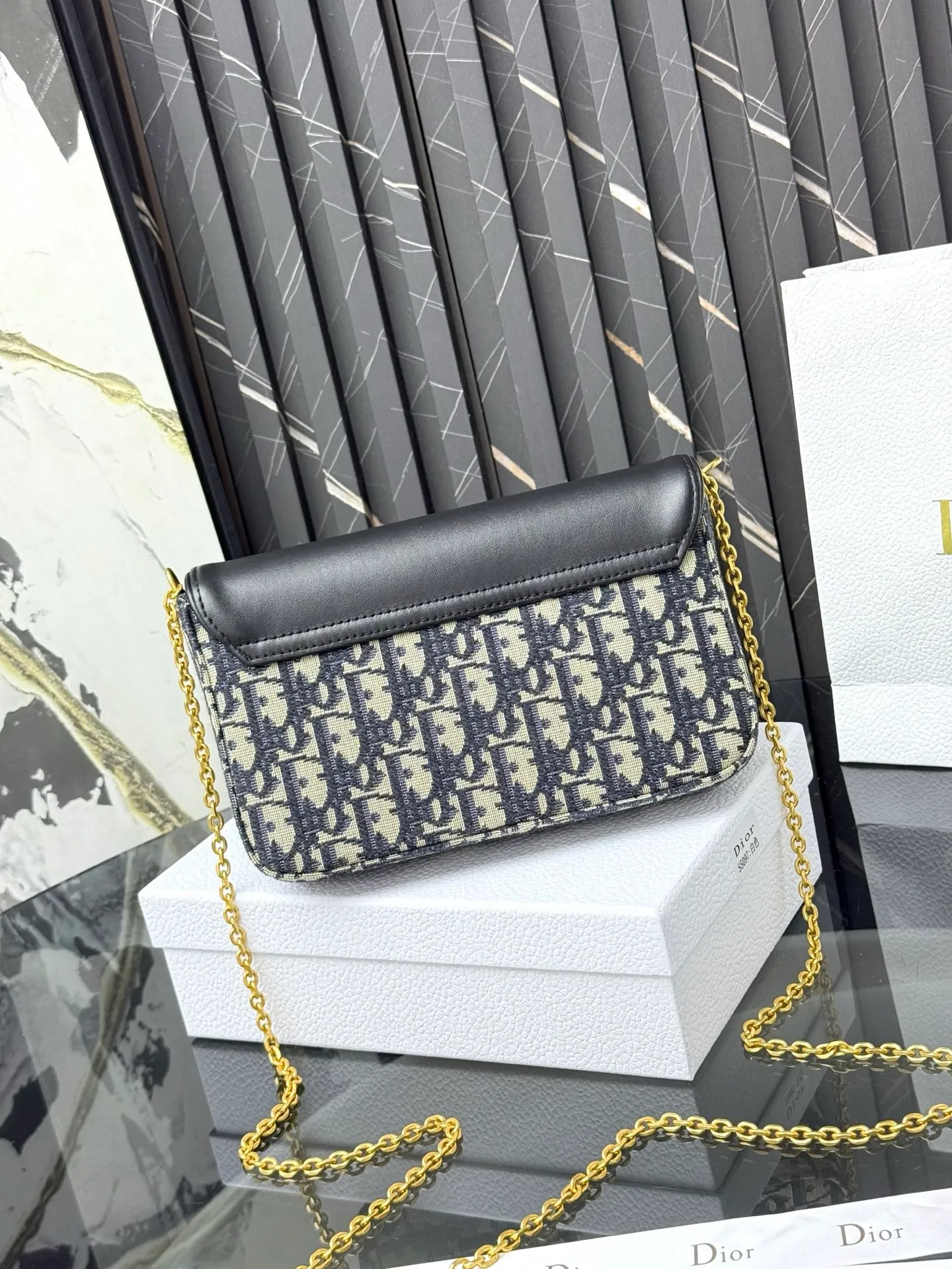 💰290💰 This saddle chain handbag has smooth and coordinated lines, making it a fashionable and practical item. Carefully crafted from blue Denim Dior Oblique jacquard fabric, the classic Dior pattern is reinterpreted with an irregular stonewash effect to highlight the fashionable style. It is paired with an asymmetric flap and a metal stirrup D-shaped pendant with antique gold finish. The spacious interior compartments can store a variety of daily essentials, and the chain makes it easy to carry on the shoulder or cross-body. Easily combines with other pieces from the saddle collection. Flap closure No.: S5907CTZQ_M928 Front stirrup D-shaped charm 1 compartment 6 card slots 1 slip pocket - No.: S5097 Dimensions: 21.5x12.5x3.7 cm (LxHxW) Can store 1 mobile phone, 1 card holder and lipstick Chain length: 118 cm Length from the top of the chain to the top of the bag: 57 cm