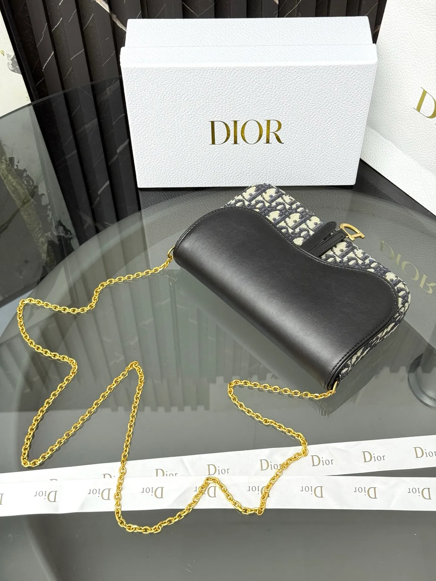 💰290💰 This saddle chain handbag has smooth and coordinated lines, making it a fashionable and practical item. Carefully crafted from blue Denim Dior Oblique jacquard fabric, the classic Dior pattern is reinterpreted with an irregular stonewash effect to highlight the fashionable style. It is paired with an asymmetric flap and a metal stirrup D-shaped pendant with antique gold finish. The spacious interior compartments can store a variety of daily essentials, and the chain makes it easy to carry on the shoulder or cross-body. Easily combines with other pieces from the saddle collection. Flap closure No.: S5907CTZQ_M928 Front stirrup D-shaped charm 1 compartment 6 card slots 1 slip pocket - No.: S5097 Dimensions: 21.5x12.5x3.7 cm (LxHxW) Can store 1 mobile phone, 1 card holder and lipstick Chain length: 118 cm Length from the top of the chain to the top of the bag: 57 cm