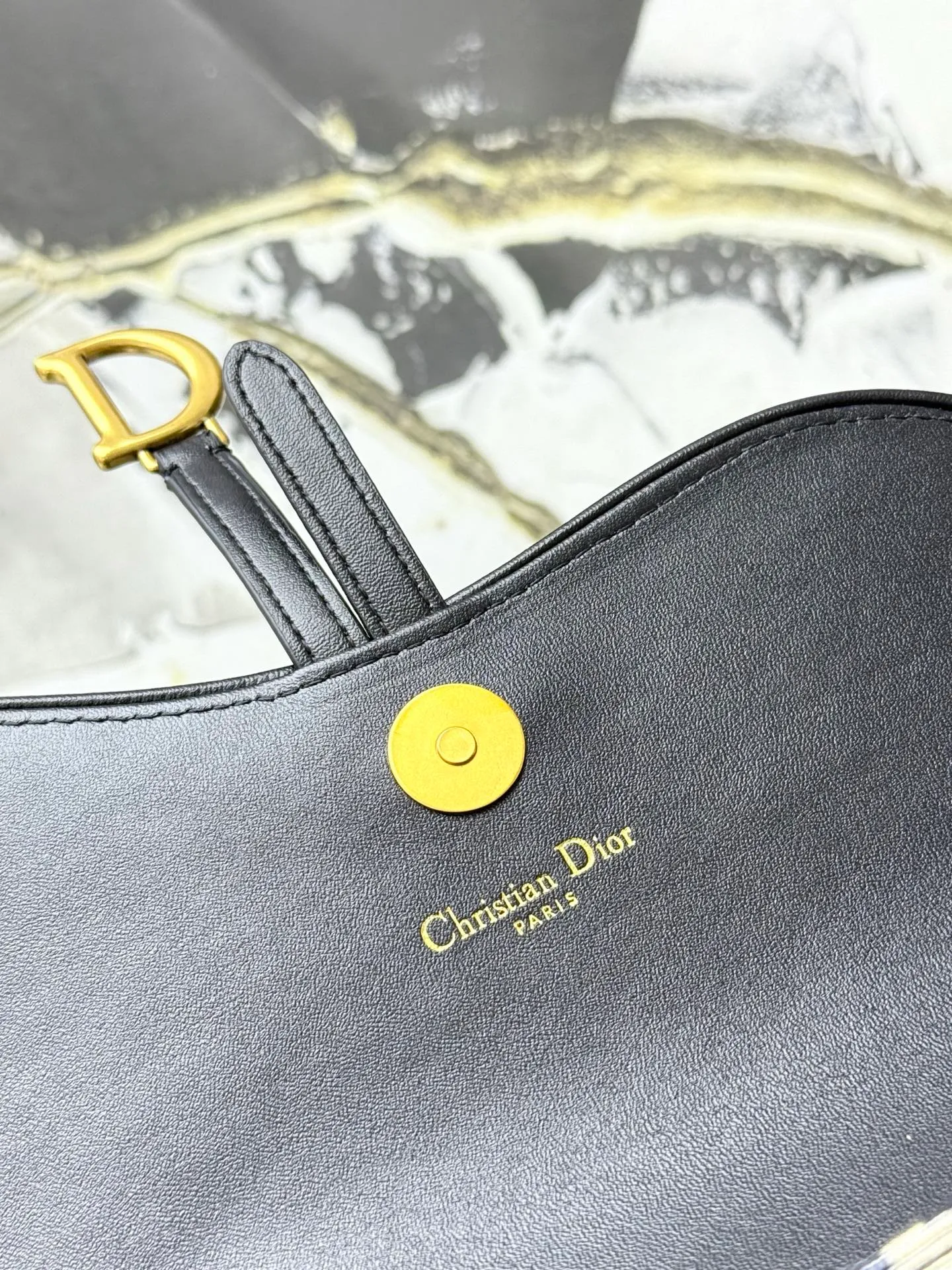 💰290💰 This saddle chain handbag has smooth and coordinated lines, making it a fashionable and practical item. Carefully crafted from blue Denim Dior Oblique jacquard fabric, the classic Dior pattern is reinterpreted with an irregular stonewash effect to highlight the fashionable style. It is paired with an asymmetric flap and a metal stirrup D-shaped pendant with antique gold finish. The spacious interior compartments can store a variety of daily essentials, and the chain makes it easy to carry on the shoulder or cross-body. Easily combines with other pieces from the saddle collection. Flap closure No.: S5907CTZQ_M928 Front stirrup D-shaped charm 1 compartment 6 card slots 1 slip pocket - No.: S5097 Dimensions: 21.5x12.5x3.7 cm (LxHxW) Can store 1 mobile phone, 1 card holder and lipstick Chain length: 118 cm Length from the top of the chain to the top of the bag: 57 cm