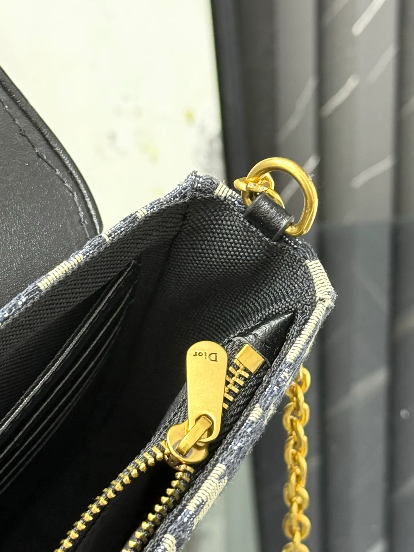 💰290💰 This saddle chain handbag has smooth and coordinated lines, making it a fashionable and practical item. Carefully crafted from blue Denim Dior Oblique jacquard fabric, the classic Dior pattern is reinterpreted with an irregular stonewash effect to highlight the fashionable style. It is paired with an asymmetric flap and a metal stirrup D-shaped pendant with antique gold finish. The spacious interior compartments can store a variety of daily essentials, and the chain makes it easy to carry on the shoulder or cross-body. Easily combines with other pieces from the saddle collection. Flap closure No.: S5907CTZQ_M928 Front stirrup D-shaped charm 1 compartment 6 card slots 1 slip pocket - No.: S5097 Dimensions: 21.5x12.5x3.7 cm (LxHxW) Can store 1 mobile phone, 1 card holder and lipstick Chain length: 118 cm Length from the top of the chain to the top of the bag: 57 cm