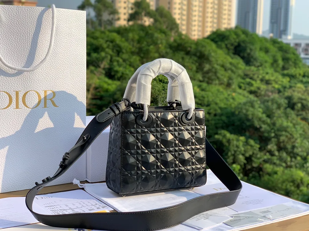 ❗️❗️❗️Free shipping with SF Express for year-end events❗️❗️❗️💰2000 Size 20-17-8cm Four grid diamond pattern black I'm used to seeing the gentle and charming old Princess Diana, but I didn't expect it to have a cool side! Product from overseas original factory channels, the original calfskin cannage pattern imported from Europe uses high-frequency heat embossing technology to create a diamond version of three-dimensionality and a sense of technology. It refracts different light under different lights. All the details of the latest model are consistent with the store standards! Quality is trustworthy!