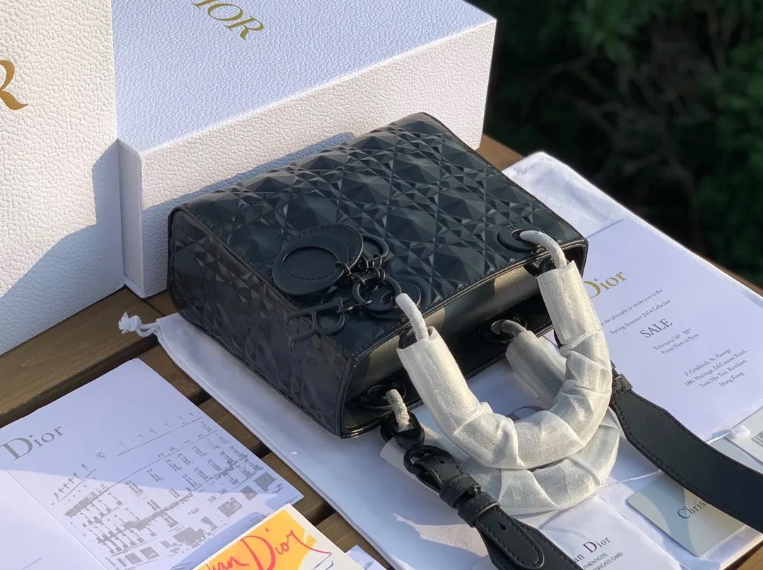 ❗️❗️❗️Free shipping with SF Express for year-end events❗️❗️❗️💰2000 Size 20-17-8cm Four grid diamond pattern black I'm used to seeing the gentle and charming old Princess Diana, but I didn't expect it to have a cool side! Product from overseas original factory channels, the original calfskin cannage pattern imported from Europe uses high-frequency heat embossing technology to create a diamond version of three-dimensionality and a sense of technology. It refracts different light under different lights. All the details of the latest model are consistent with the store standards! Quality is trustworthy!