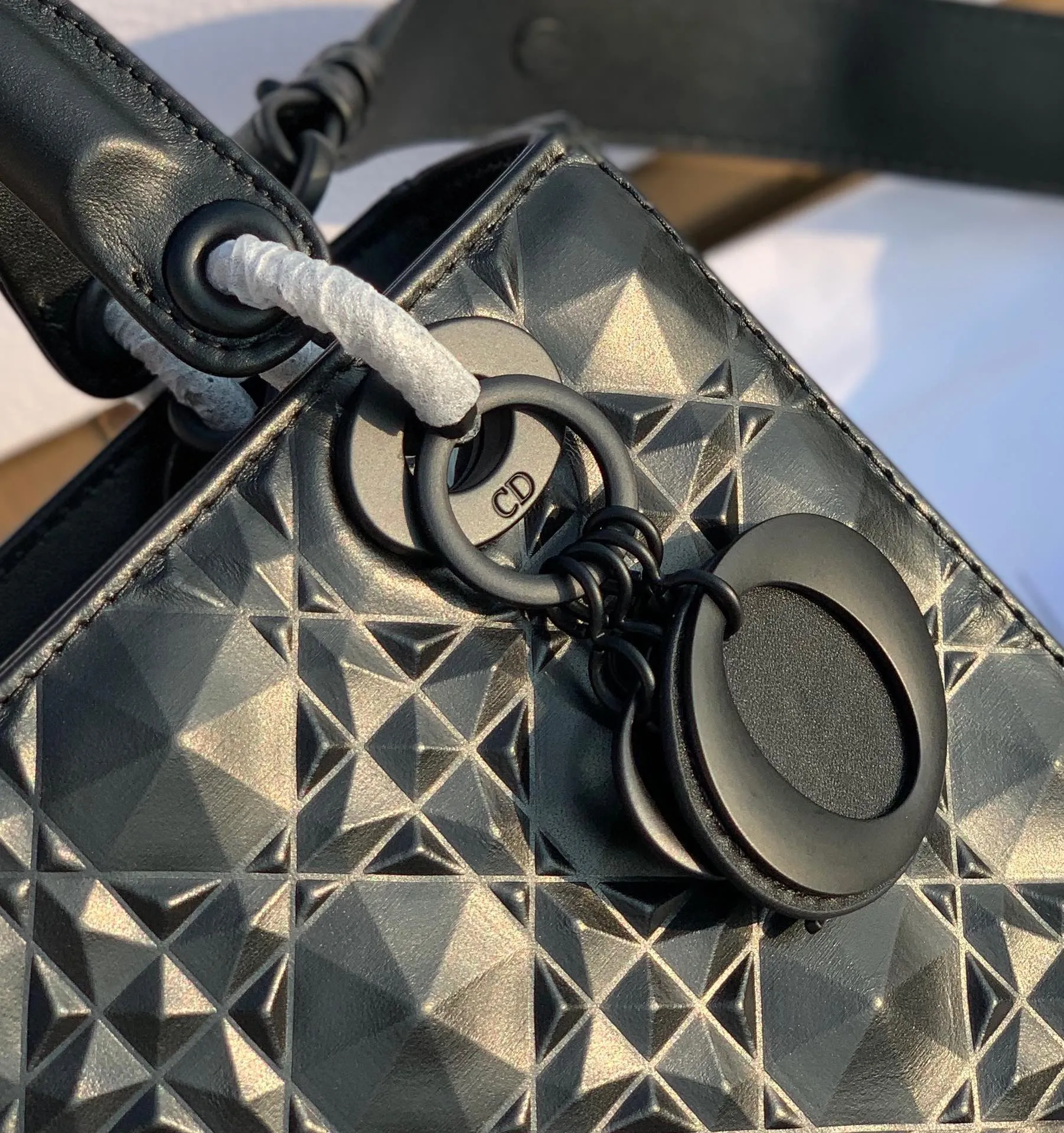 ❗️❗️❗️Free shipping with SF Express for year-end events❗️❗️❗️💰2000 Size 20-17-8cm Four grid diamond pattern black I'm used to seeing the gentle and charming old Princess Diana, but I didn't expect it to have a cool side! Product from overseas original factory channels, the original calfskin cannage pattern imported from Europe uses high-frequency heat embossing technology to create a diamond version of three-dimensionality and a sense of technology. It refracts different light under different lights. All the details of the latest model are consistent with the store standards! Quality is trustworthy!