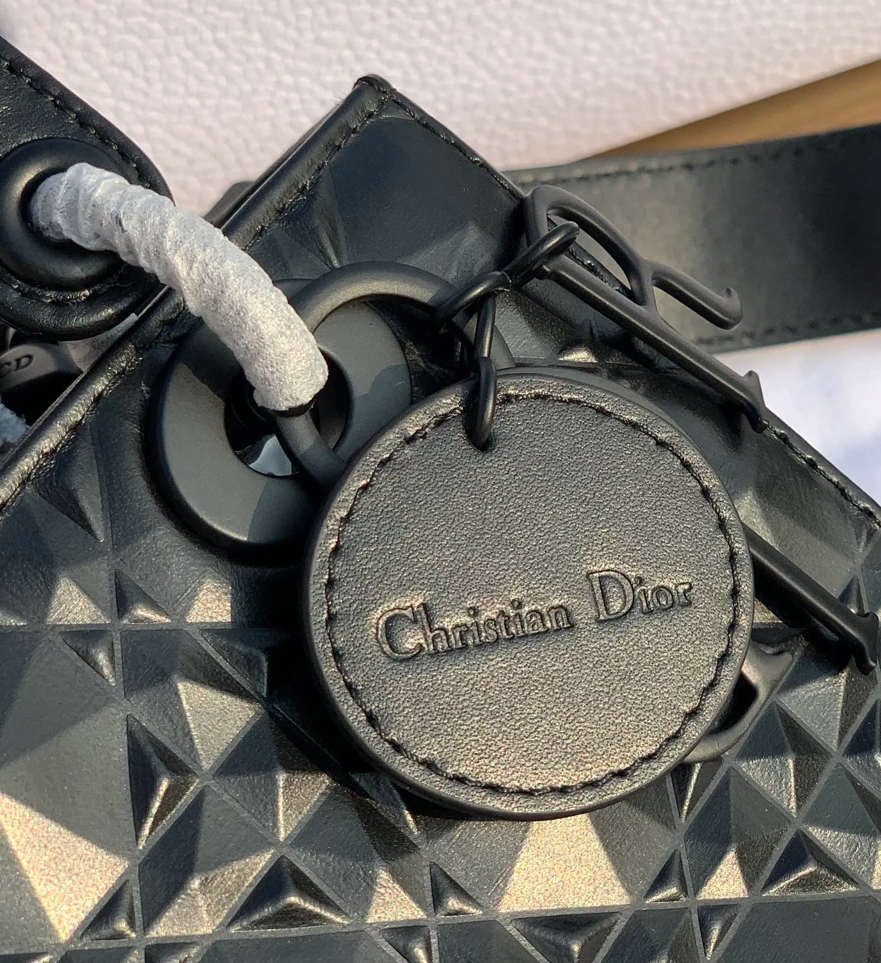 ❗️❗️❗️Free shipping with SF Express for year-end events❗️❗️❗️💰2000 Size 20-17-8cm Four grid diamond pattern black I'm used to seeing the gentle and charming old Princess Diana, but I didn't expect it to have a cool side! Product from overseas original factory channels, the original calfskin cannage pattern imported from Europe uses high-frequency heat embossing technology to create a diamond version of three-dimensionality and a sense of technology. It refracts different light under different lights. All the details of the latest model are consistent with the store standards! Quality is trustworthy!