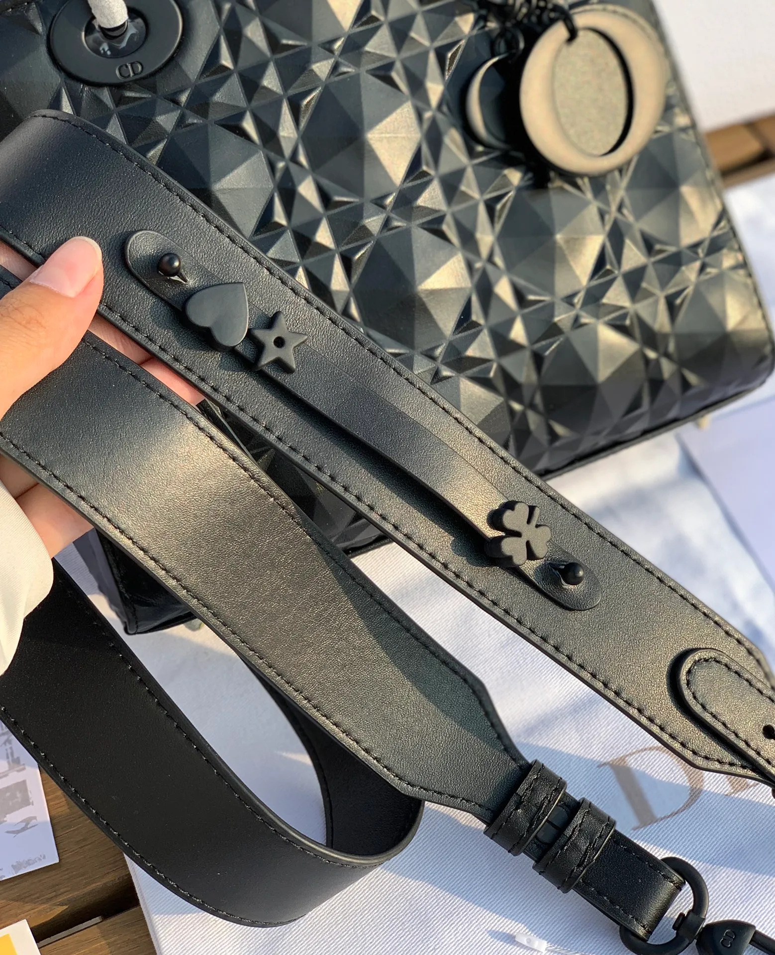 ❗️❗️❗️Free shipping with SF Express for year-end events❗️❗️❗️💰2000 Size 20-17-8cm Four grid diamond pattern black I'm used to seeing the gentle and charming old Princess Diana, but I didn't expect it to have a cool side! Product from overseas original factory channels, the original calfskin cannage pattern imported from Europe uses high-frequency heat embossing technology to create a diamond version of three-dimensionality and a sense of technology. It refracts different light under different lights. All the details of the latest model are consistent with the store standards! Quality is trustworthy!