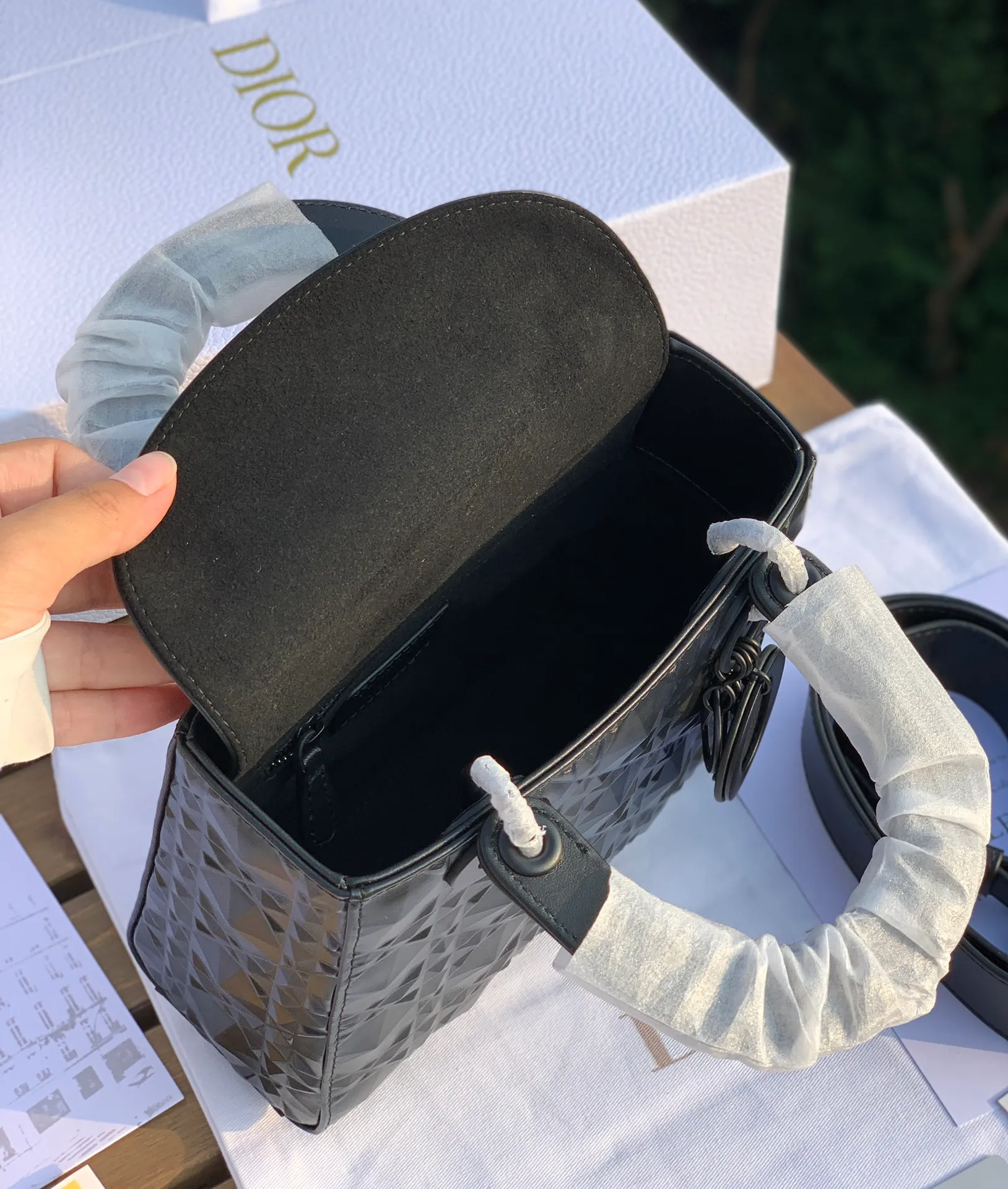 ❗️❗️❗️Free shipping with SF Express for year-end events❗️❗️❗️💰2000 Size 20-17-8cm Four grid diamond pattern black I'm used to seeing the gentle and charming old Princess Diana, but I didn't expect it to have a cool side! Product from overseas original factory channels, the original calfskin cannage pattern imported from Europe uses high-frequency heat embossing technology to create a diamond version of three-dimensionality and a sense of technology. It refracts different light under different lights. All the details of the latest model are consistent with the store standards! Quality is trustworthy!
