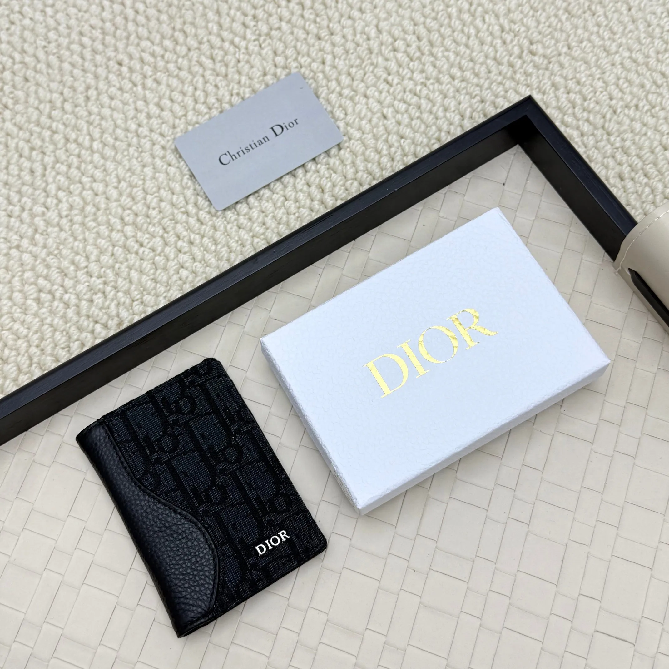 💰120💋Dior’s new bi-fold card holder is an elegant accessory that showcases Dior’s exquisite craftsmanship. Crafted from black inlaid grained calfskin, this card holder is detailed with beige and black Oblique print fabric details that accentuate the classic saddle silhouette. There are three card slots on each side and two compartments for storing bills and cash. Elegantly styled with a metal-clad brass Dior signature on the front, it fits easily into any pocket. Style number: H138 Size: 8.2*11.2cm
