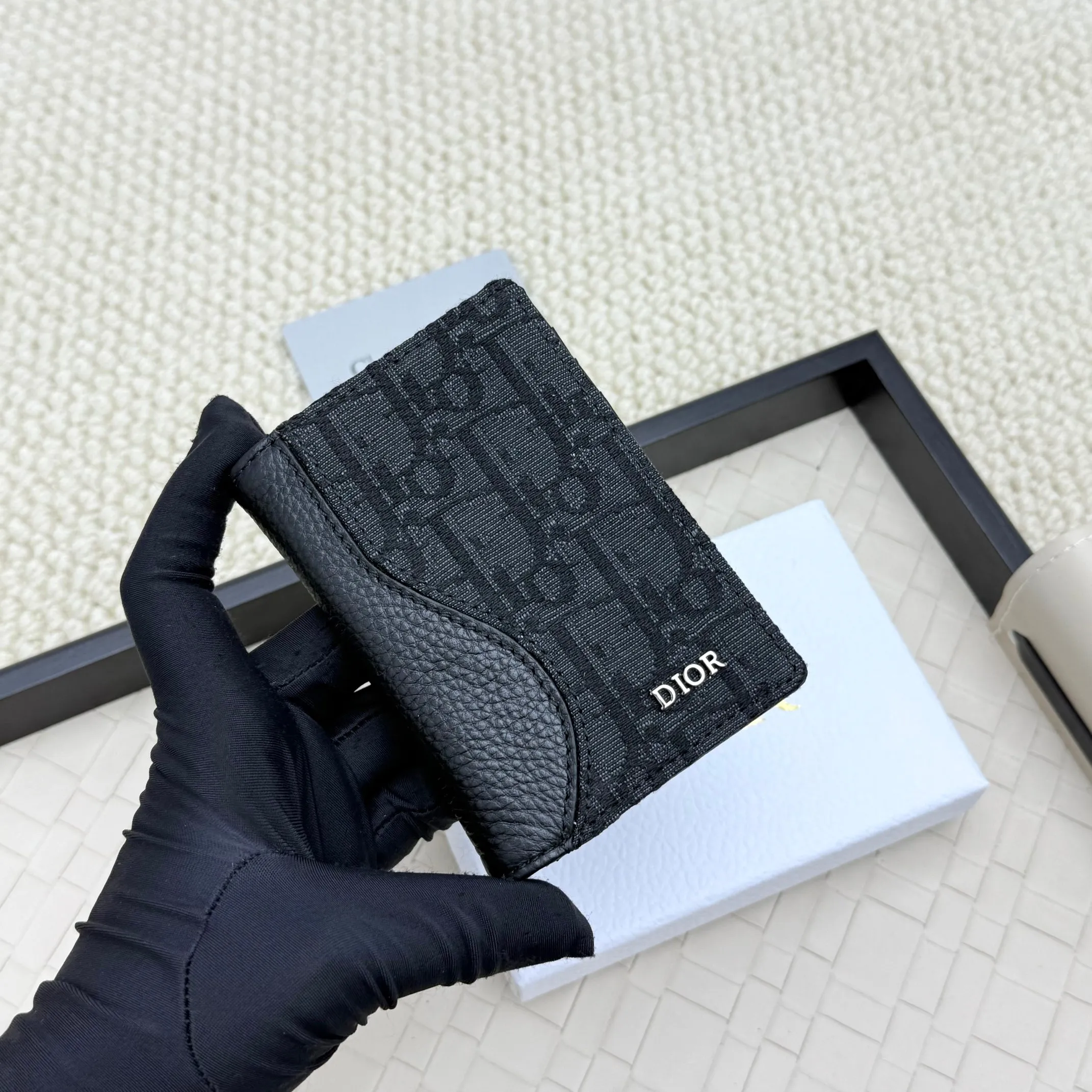 💰120💋Dior’s new bi-fold card holder is an elegant accessory that showcases Dior’s exquisite craftsmanship. Crafted from black inlaid grained calfskin, this card holder is detailed with beige and black Oblique print fabric details that accentuate the classic saddle silhouette. There are three card slots on each side and two compartments for storing bills and cash. Elegantly styled with a metal-clad brass Dior signature on the front, it fits easily into any pocket. Style number: H138 Size: 8.2*11.2cm
