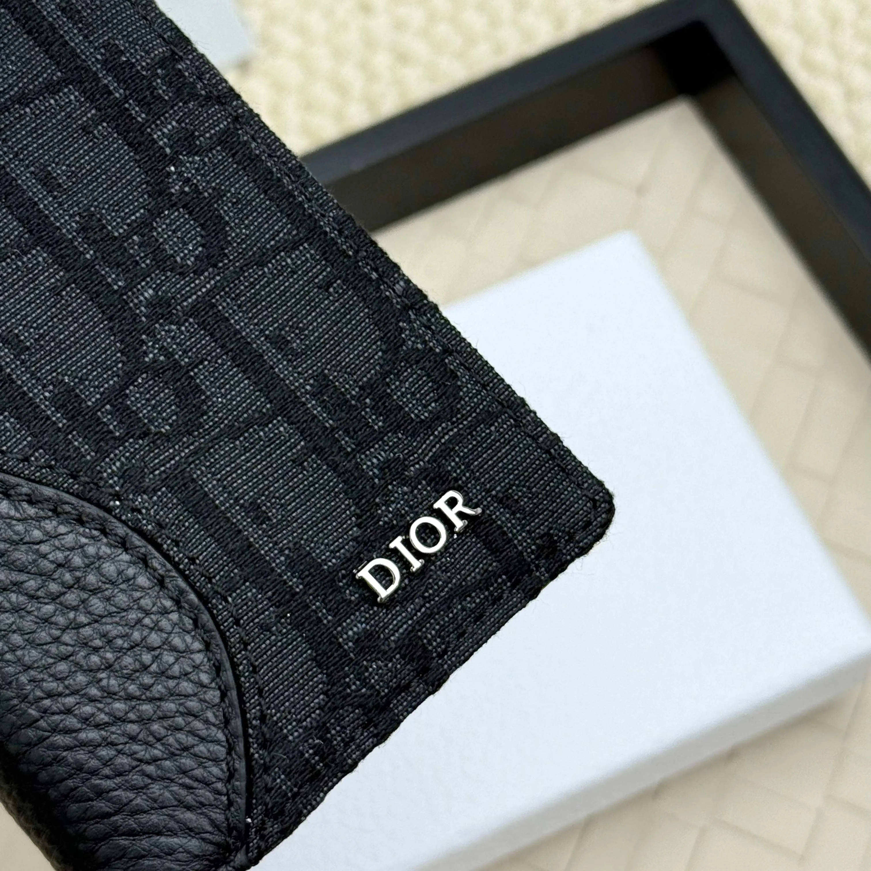 💰120💋Dior’s new bi-fold card holder is an elegant accessory that showcases Dior’s exquisite craftsmanship. Crafted from black inlaid grained calfskin, this card holder is detailed with beige and black Oblique print fabric details that accentuate the classic saddle silhouette. There are three card slots on each side and two compartments for storing bills and cash. Elegantly styled with a metal-clad brass Dior signature on the front, it fits easily into any pocket. Style number: H138 Size: 8.2*11.2cm
