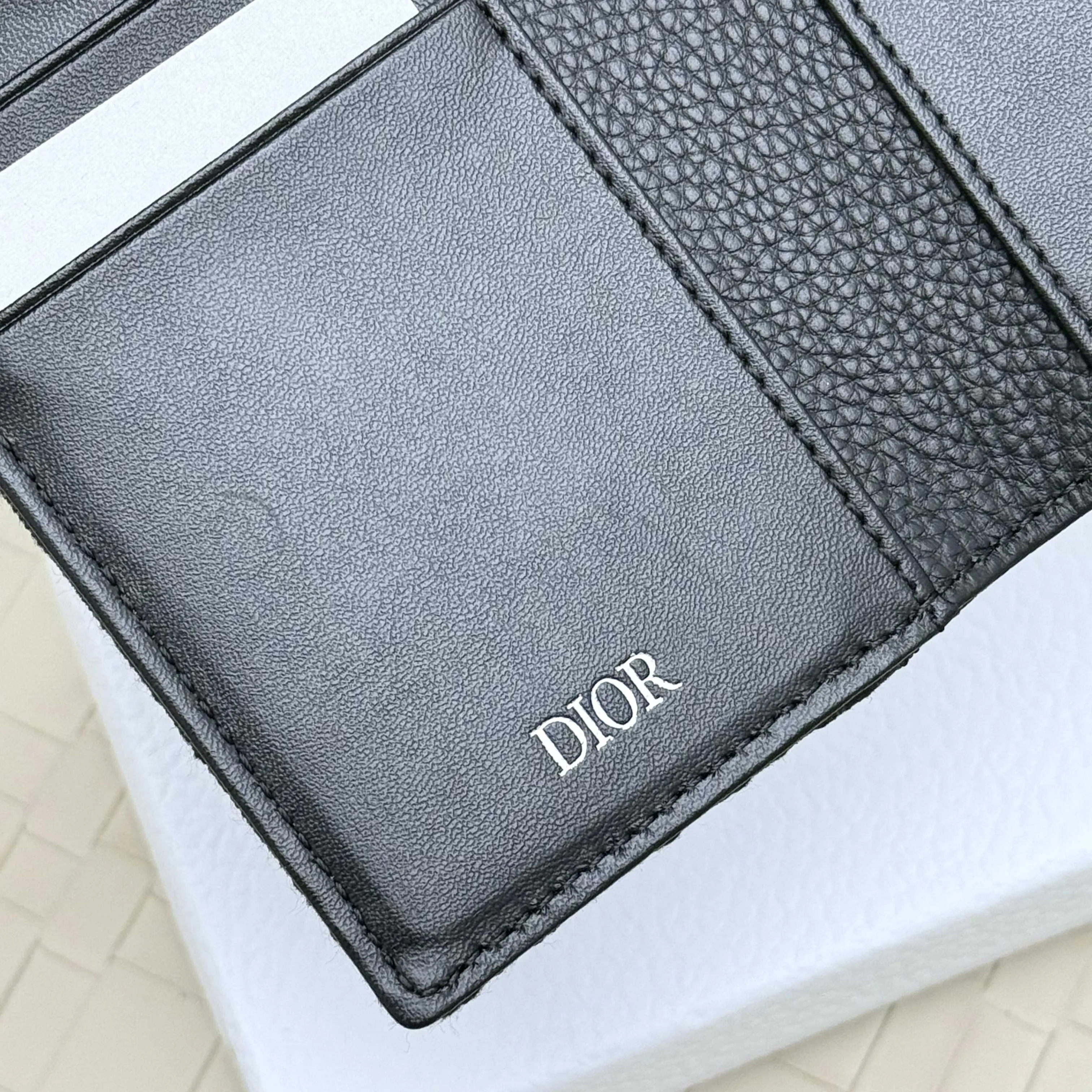 💰120💋Dior’s new bi-fold card holder is an elegant accessory that showcases Dior’s exquisite craftsmanship. Crafted from black inlaid grained calfskin, this card holder is detailed with beige and black Oblique print fabric details that accentuate the classic saddle silhouette. There are three card slots on each side and two compartments for storing bills and cash. Elegantly styled with a metal-clad brass Dior signature on the front, it fits easily into any pocket. Style number: H138 Size: 8.2*11.2cm
