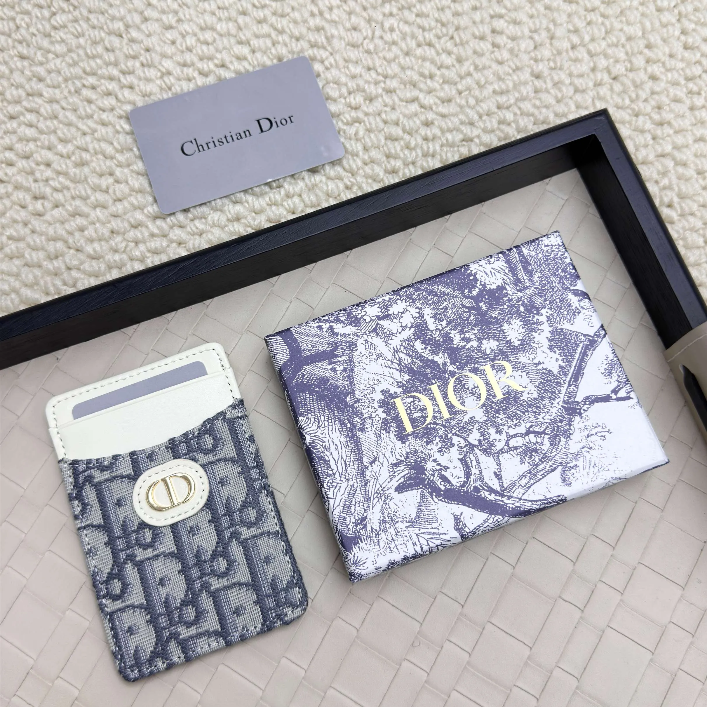 💰100 Dior's new card holder Size: 11*7.5*1, model 2379. It is carefully made of soft cowhide, decorated with cannage pattern topstitching, and embellished with the "CD" logo on the front. Elegant and refined,