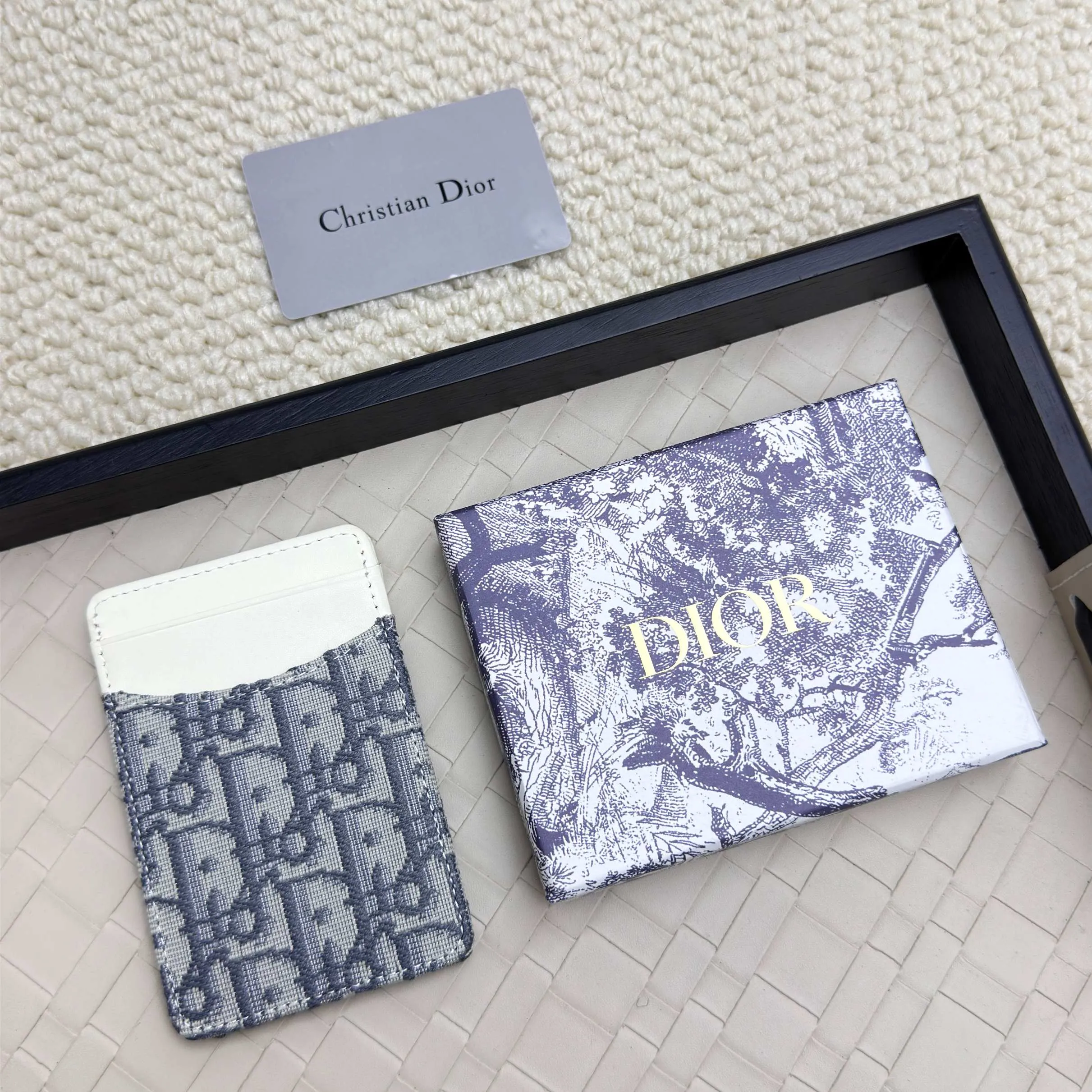 💰100 Dior's new card holder Size: 11*7.5*1, model 2379. It is carefully made of soft cowhide, decorated with cannage pattern topstitching, and embellished with the "CD" logo on the front. Elegant and refined,