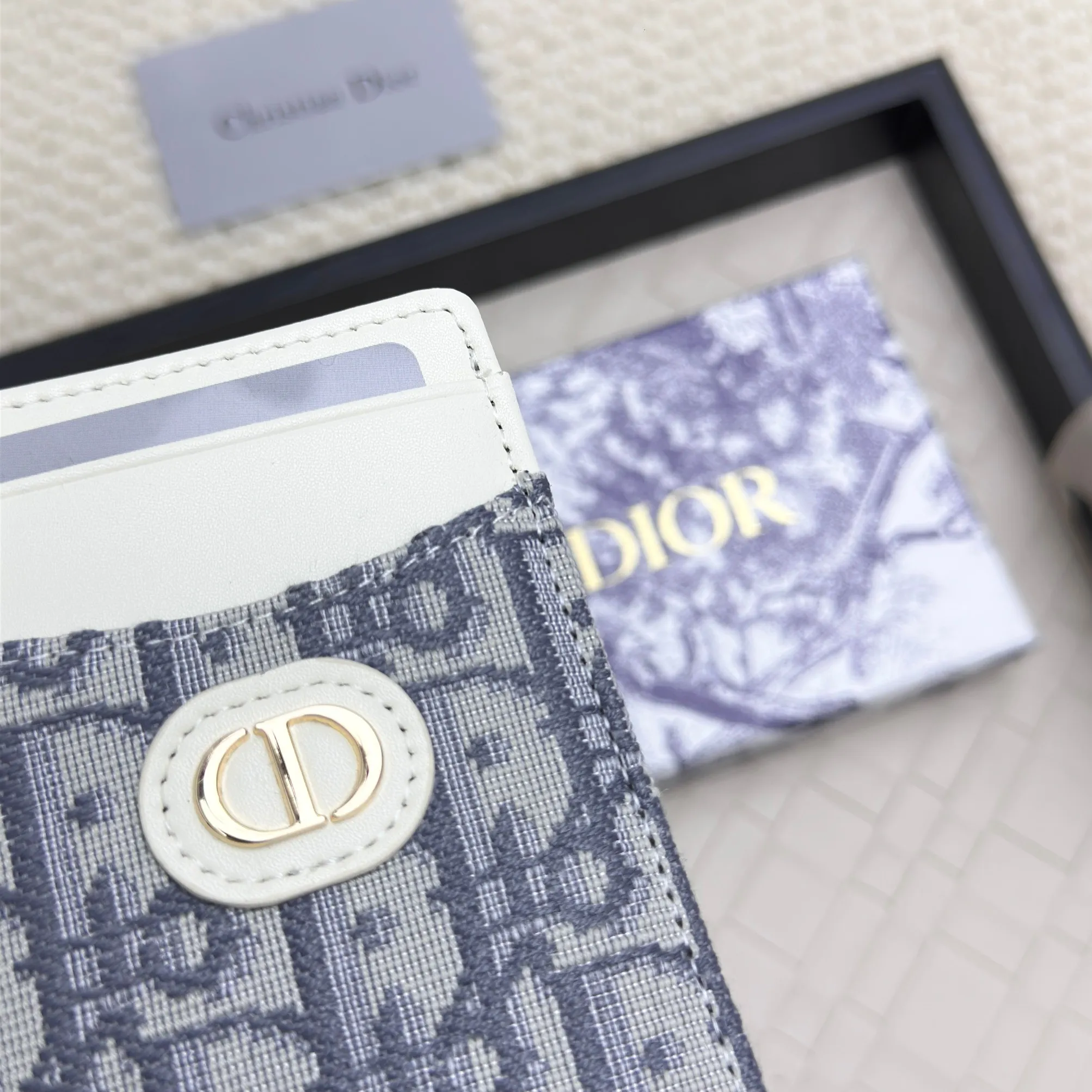 💰100 Dior's new card holder Size: 11*7.5*1, model 2379. It is carefully made of soft cowhide, decorated with cannage pattern topstitching, and embellished with the "CD" logo on the front. Elegant and refined,
