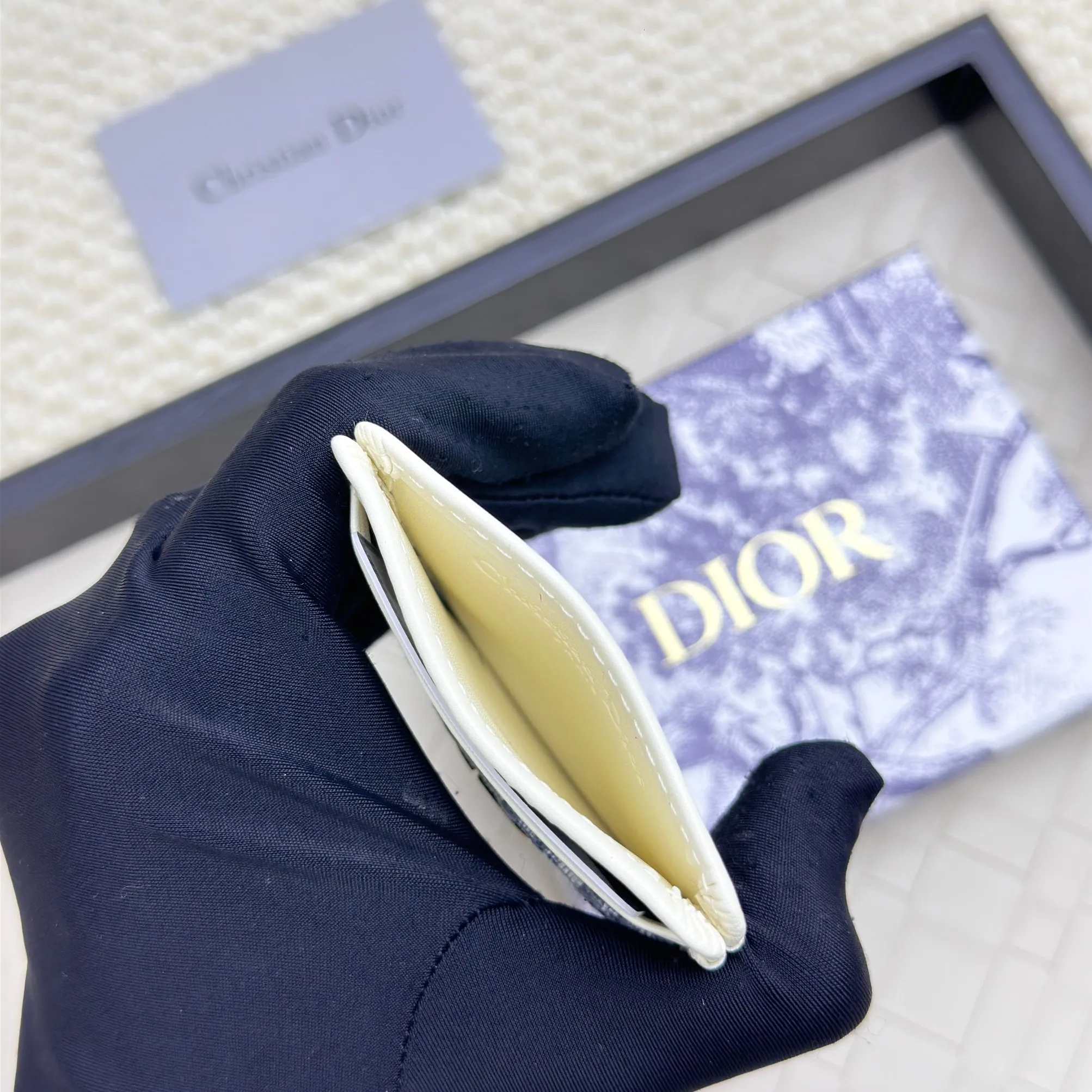 💰100 Dior's new card holder Size: 11*7.5*1, model 2379. It is carefully made of soft cowhide, decorated with cannage pattern topstitching, and embellished with the "CD" logo on the front. Elegant and refined,
