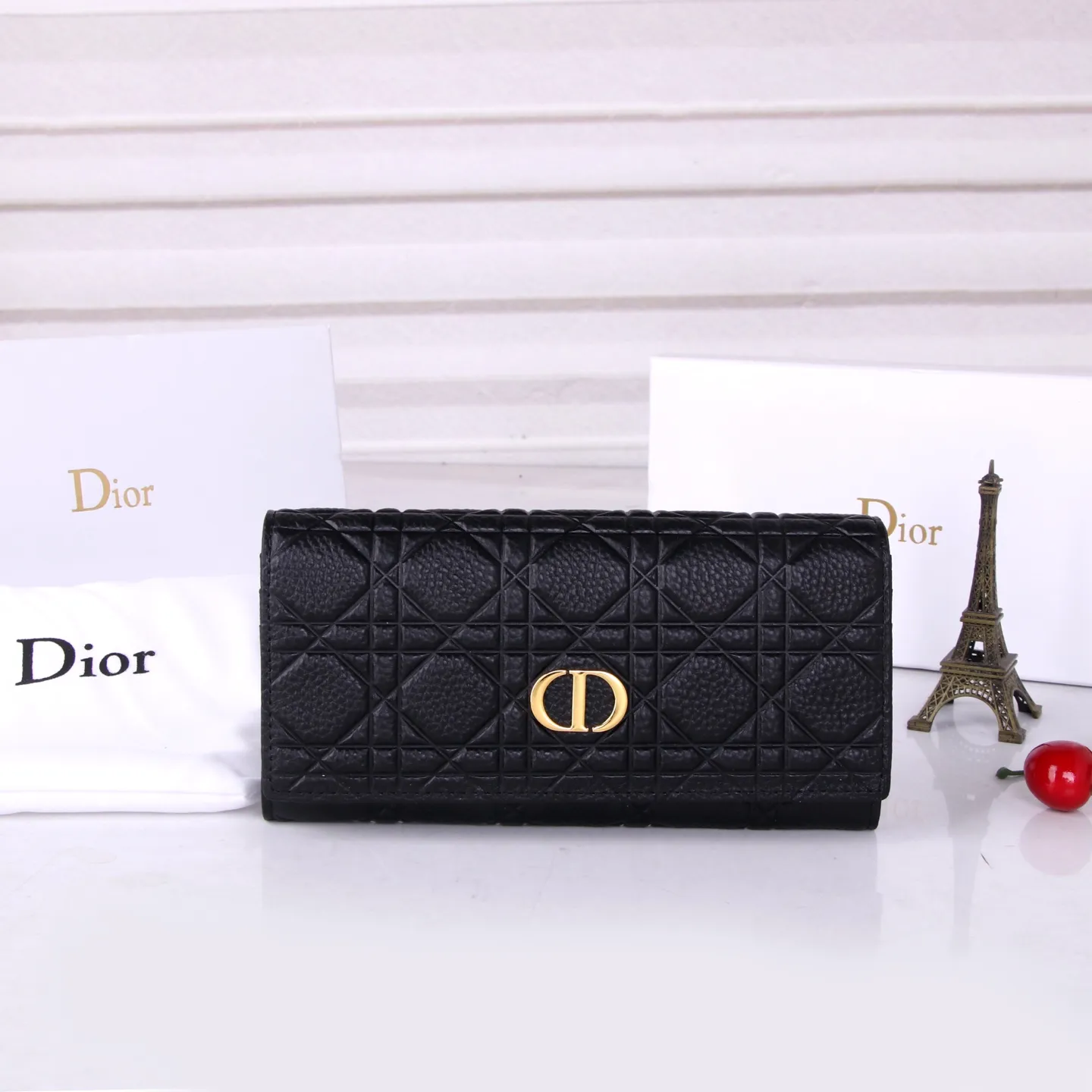 💰170 Style No.: D3034 Brand: Dior Color: Black Size: 19*10.5*3.5 Description: The latest models from Dior counters are now available! Made of imported calfskin, beautiful embroidery thread, and exquisite workmanship, it’s comparable to the counters!
