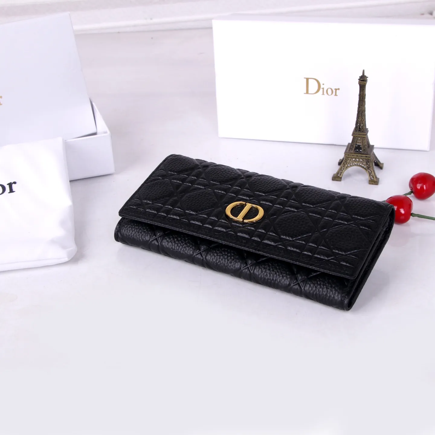💰170 Style No.: D3034 Brand: Dior Color: Black Size: 19*10.5*3.5 Description: The latest models from Dior counters are now available! Made of imported calfskin, beautiful embroidery thread, and exquisite workmanship, it’s comparable to the counters!