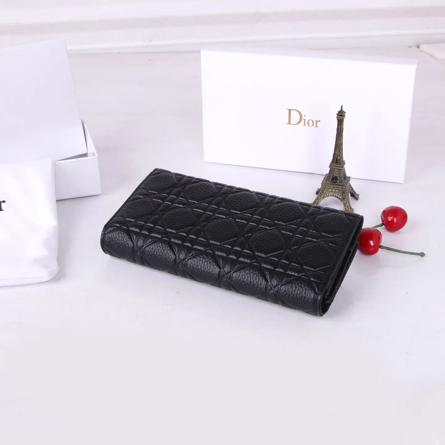 💰170 Style No.: D3034 Brand: Dior Color: Black Size: 19*10.5*3.5 Description: The latest models from Dior counters are now available! Made of imported calfskin, beautiful embroidery thread, and exquisite workmanship, it’s comparable to the counters!