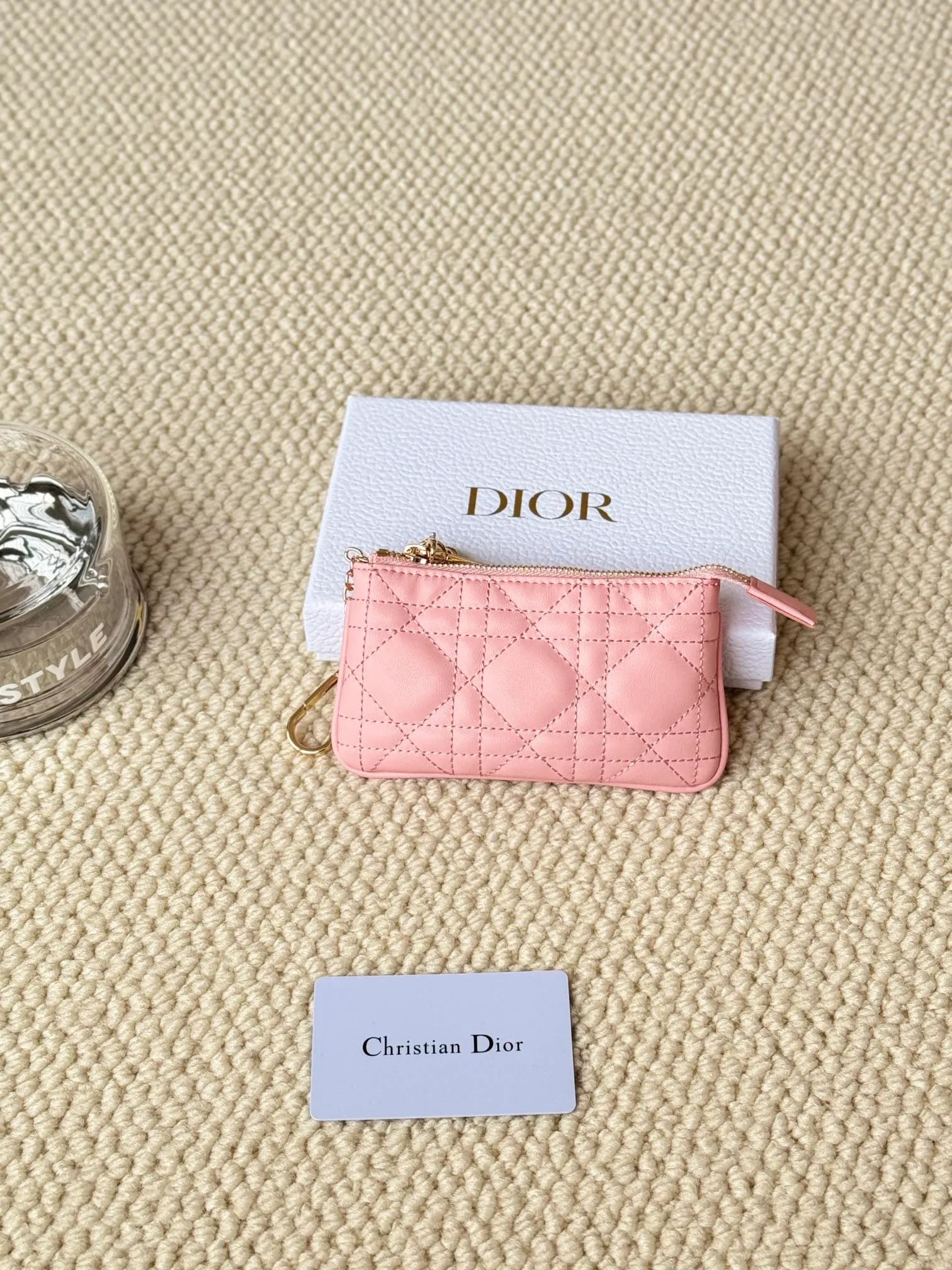 💰160 lambskin makes a zippered coin purse and key bag. Small, cute and mini. Size: 14.5*7.6cm Model: S0972UWHC_M30G This Dior Caro card holder is elegant and practical. Made of soft lambskin, carefully crafted and decorated with cannage pattern topstitching. Coin purse and key case 🔑 Compact and practical, unique and can store various daily necessities, suitable for various occasions.