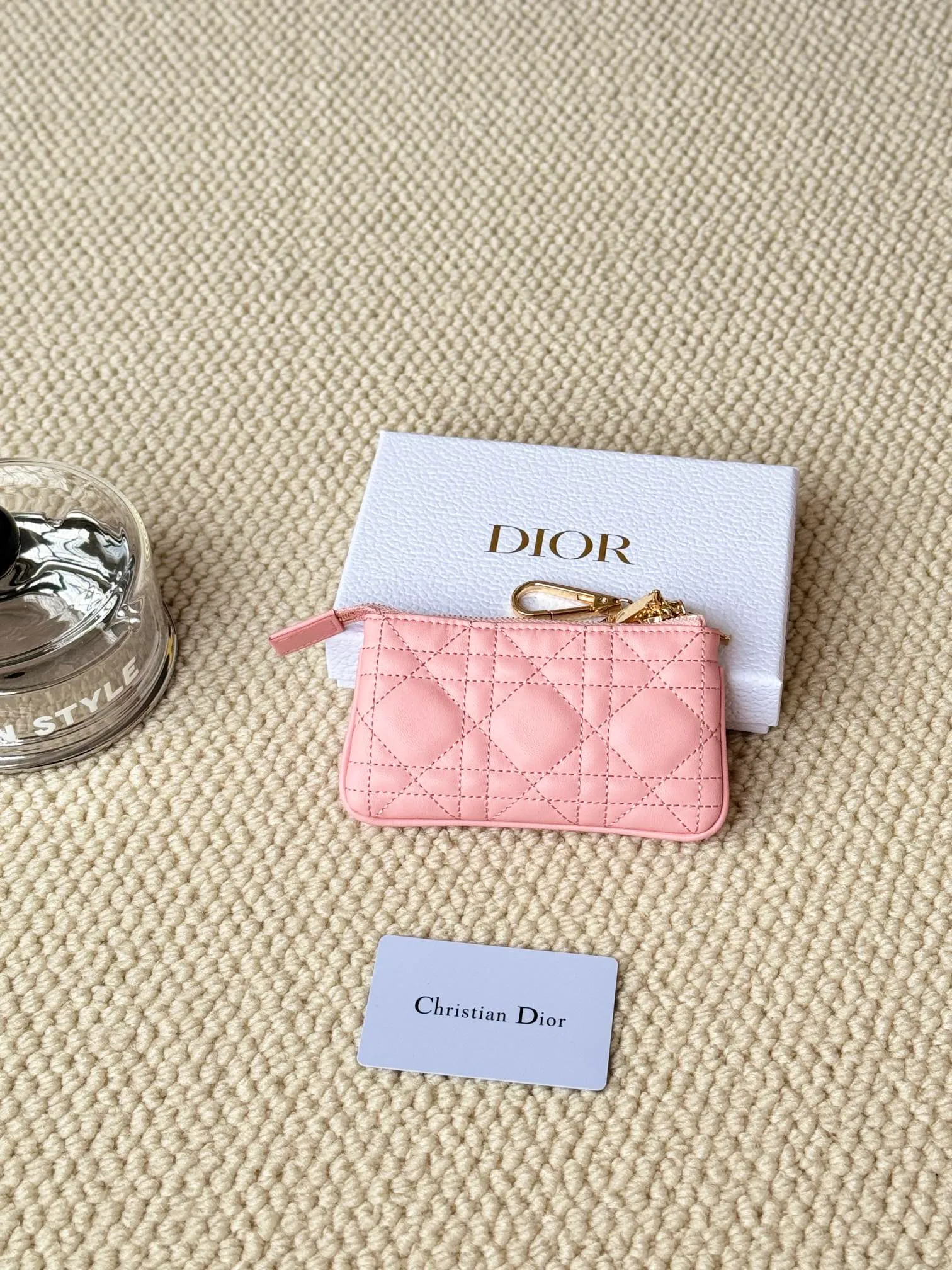 💰160 lambskin makes a zippered coin purse and key bag. Small, cute and mini. Size: 14.5*7.6cm Model: S0972UWHC_M30G This Dior Caro card holder is elegant and practical. Made of soft lambskin, carefully crafted and decorated with cannage pattern topstitching. Coin purse and key case 🔑 Compact and practical, unique and can store various daily necessities, suitable for various occasions.