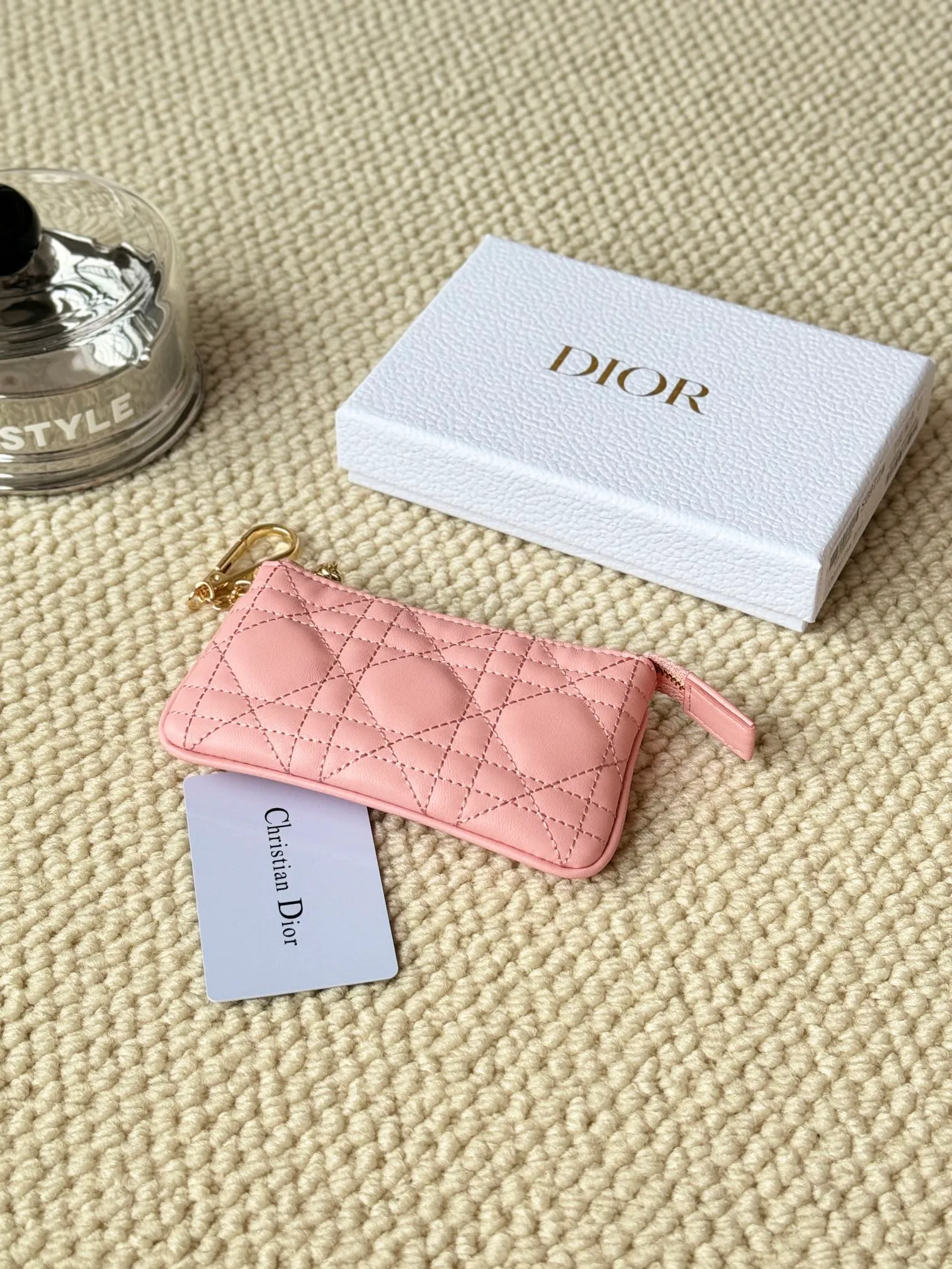 💰160 lambskin makes a zippered coin purse and key bag. Small, cute and mini. Size: 14.5*7.6cm Model: S0972UWHC_M30G This Dior Caro card holder is elegant and practical. Made of soft lambskin, carefully crafted and decorated with cannage pattern topstitching. Coin purse and key case 🔑 Compact and practical, unique and can store various daily necessities, suitable for various occasions.