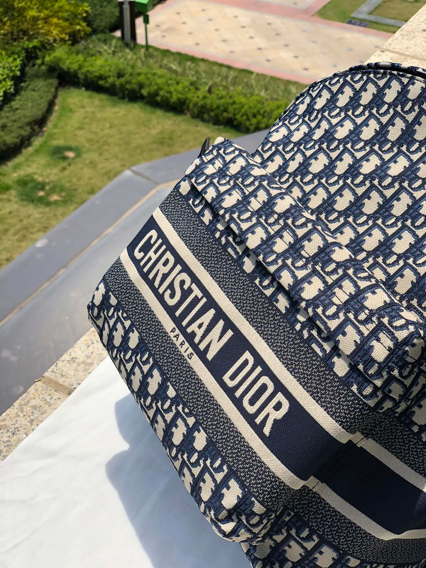 Top upgraded version 💰1560 Size: 35×41×15cm Dior overseas channel resources specially provide TRAVEL backpack ❗️TRAVEL presbyopic backpack, DIOR’s trave backpack combines iconic details with practical elements. It is designed with a waterproof logo, the bag surface uses original DIOR Oblique technical canvas, and displays " Christian Dior's signature, exterior and interior zip pockets complete the look of this casual fresh style. This bag is a classic presbyopia bag with a comfortable shoulder strap. It is a must-have for long-distance travel. The bag is also very light and will not tire you when you carry it. It is perfect even for daily use!