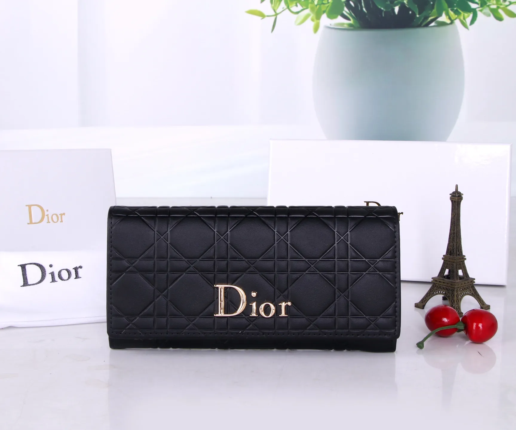 P170 Style No.: D3038 Brand: Dior Color: Black Size: 19*10.5*3.5 Description: The latest models from Dior counters are now available! Made of imported calfskin, beautiful embroidery thread, and exquisite workmanship, it’s comparable to the counters!