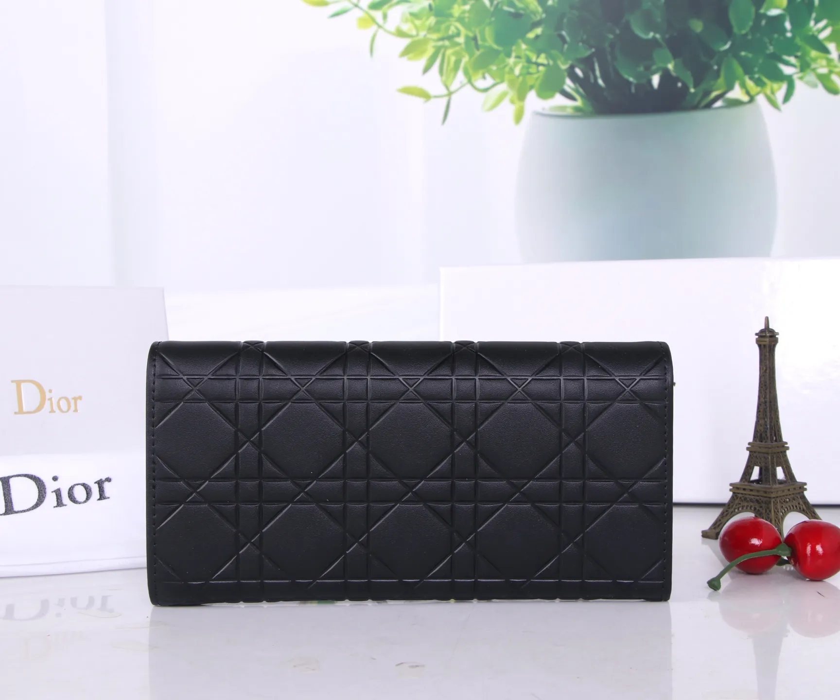 P170 Style No.: D3038 Brand: Dior Color: Black Size: 19*10.5*3.5 Description: The latest models from Dior counters are now available! Made of imported calfskin, beautiful embroidery thread, and exquisite workmanship, it’s comparable to the counters!