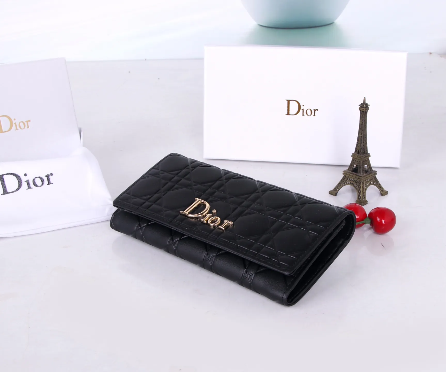 P170 Style No.: D3038 Brand: Dior Color: Black Size: 19*10.5*3.5 Description: The latest models from Dior counters are now available! Made of imported calfskin, beautiful embroidery thread, and exquisite workmanship, it’s comparable to the counters!