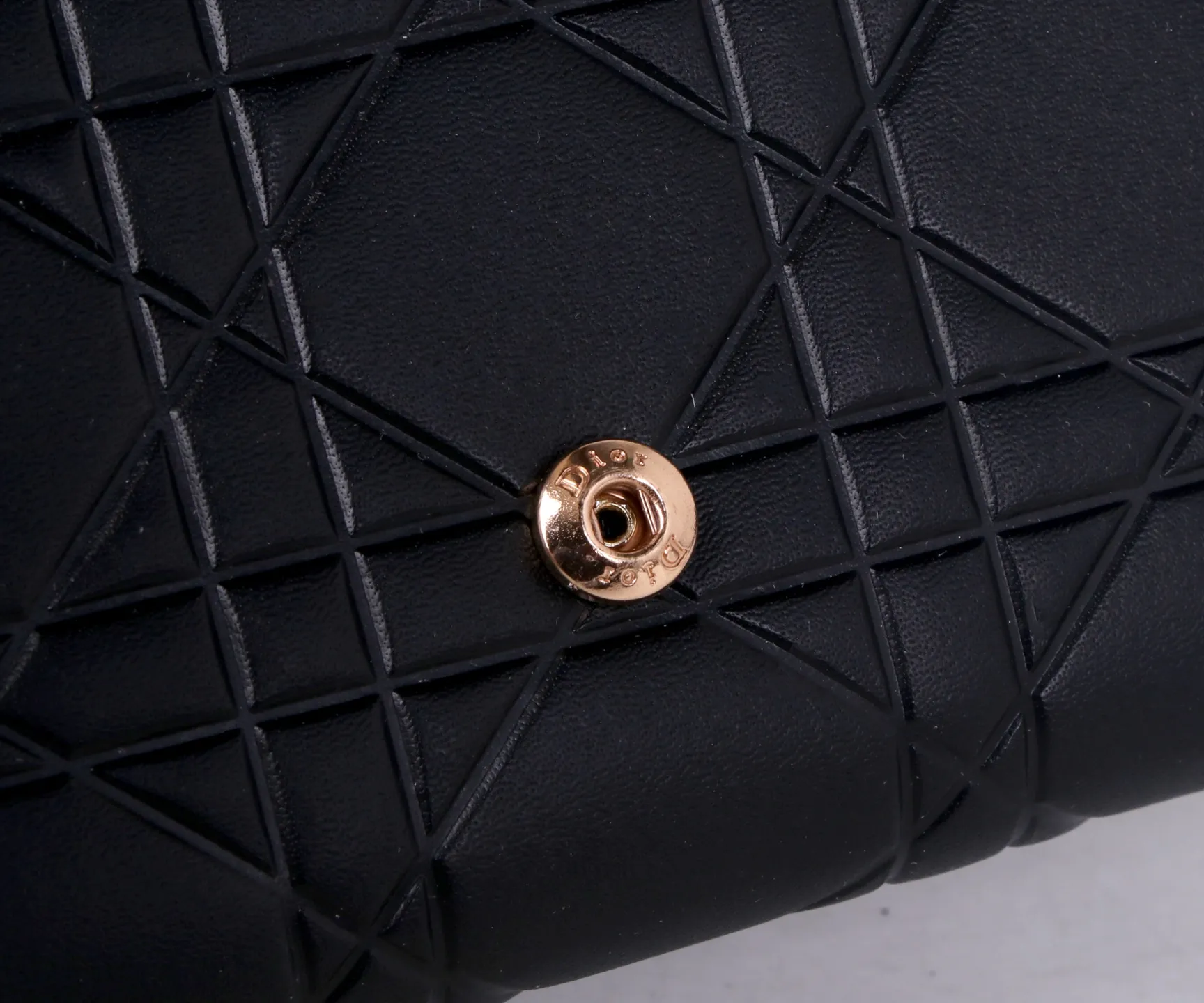 P170 Style No.: D3038 Brand: Dior Color: Black Size: 19*10.5*3.5 Description: The latest models from Dior counters are now available! Made of imported calfskin, beautiful embroidery thread, and exquisite workmanship, it’s comparable to the counters!