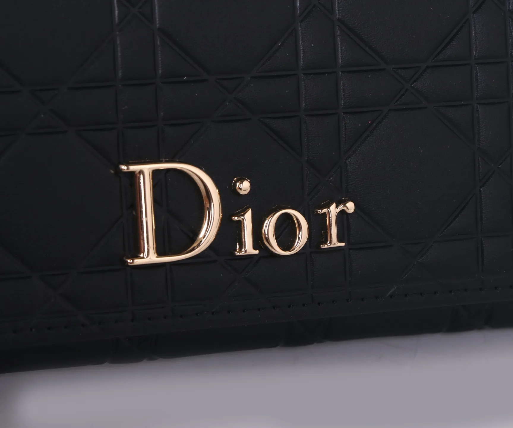 P170 Style No.: D3038 Brand: Dior Color: Black Size: 19*10.5*3.5 Description: The latest models from Dior counters are now available! Made of imported calfskin, beautiful embroidery thread, and exquisite workmanship, it’s comparable to the counters!