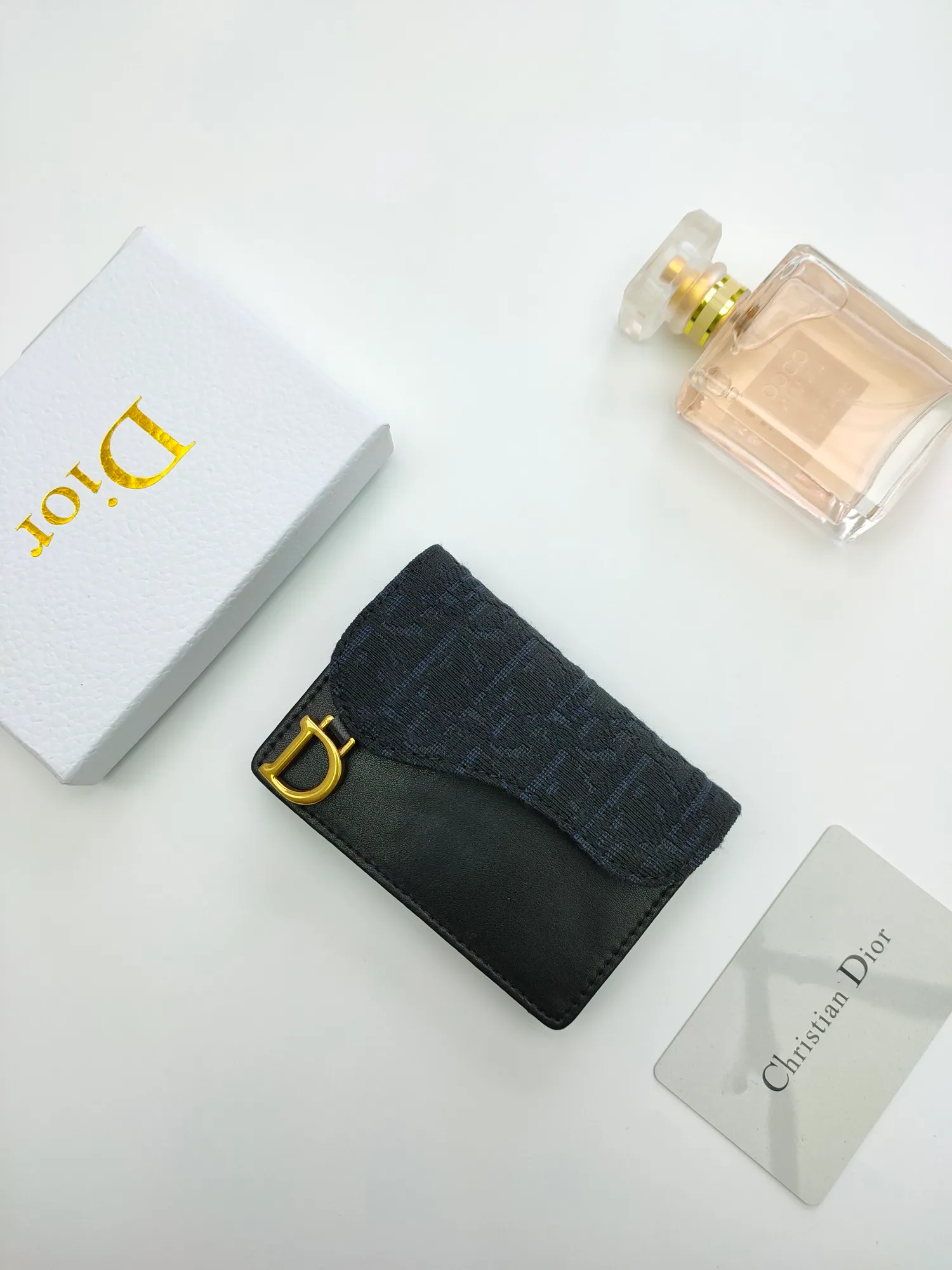 ￥110🌹This Dior saddle flip card holder is practical and compact👍🏻It can replace the traditional saddle wallet🎉Made of Dior Oblique printed fabric with sheepskin. It is made with exquisite craftsmanship and is durable❤️It has a spacious main compartment with 2 patch pockets and 2 card slots, which can store cash, bills and cards. Can be paired with other pieces from the saddle collection for an elegant look. Style number: S5611 Size: 11*7.5*2.5cm