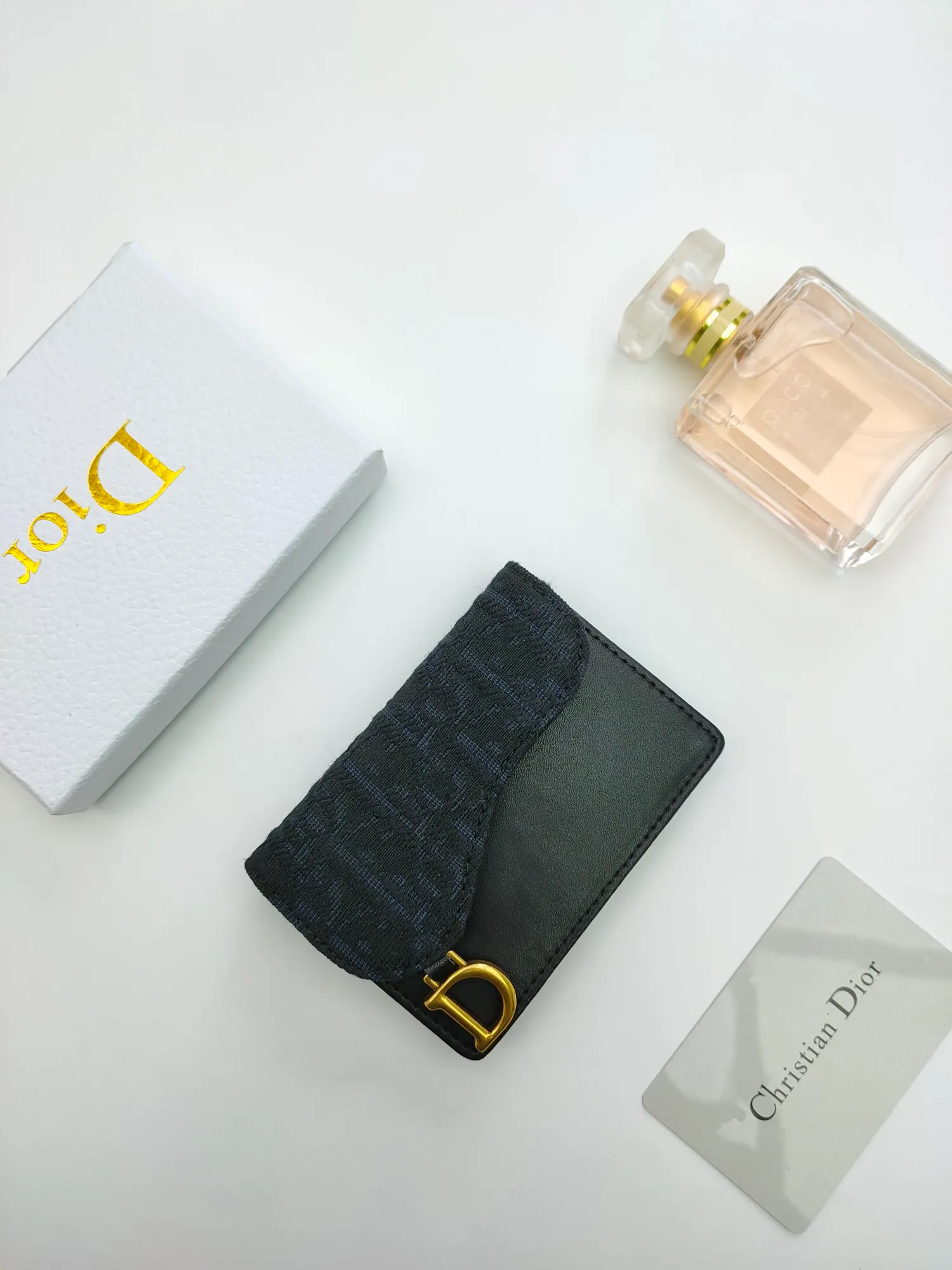 ￥110🌹This Dior saddle flip card holder is practical and compact👍🏻It can replace the traditional saddle wallet🎉Made of Dior Oblique printed fabric with sheepskin. It is made with exquisite craftsmanship and is durable❤️It has a spacious main compartment with 2 patch pockets and 2 card slots, which can store cash, bills and cards. Can be paired with other pieces from the saddle collection for an elegant look. Style number: S5611 Size: 11*7.5*2.5cm