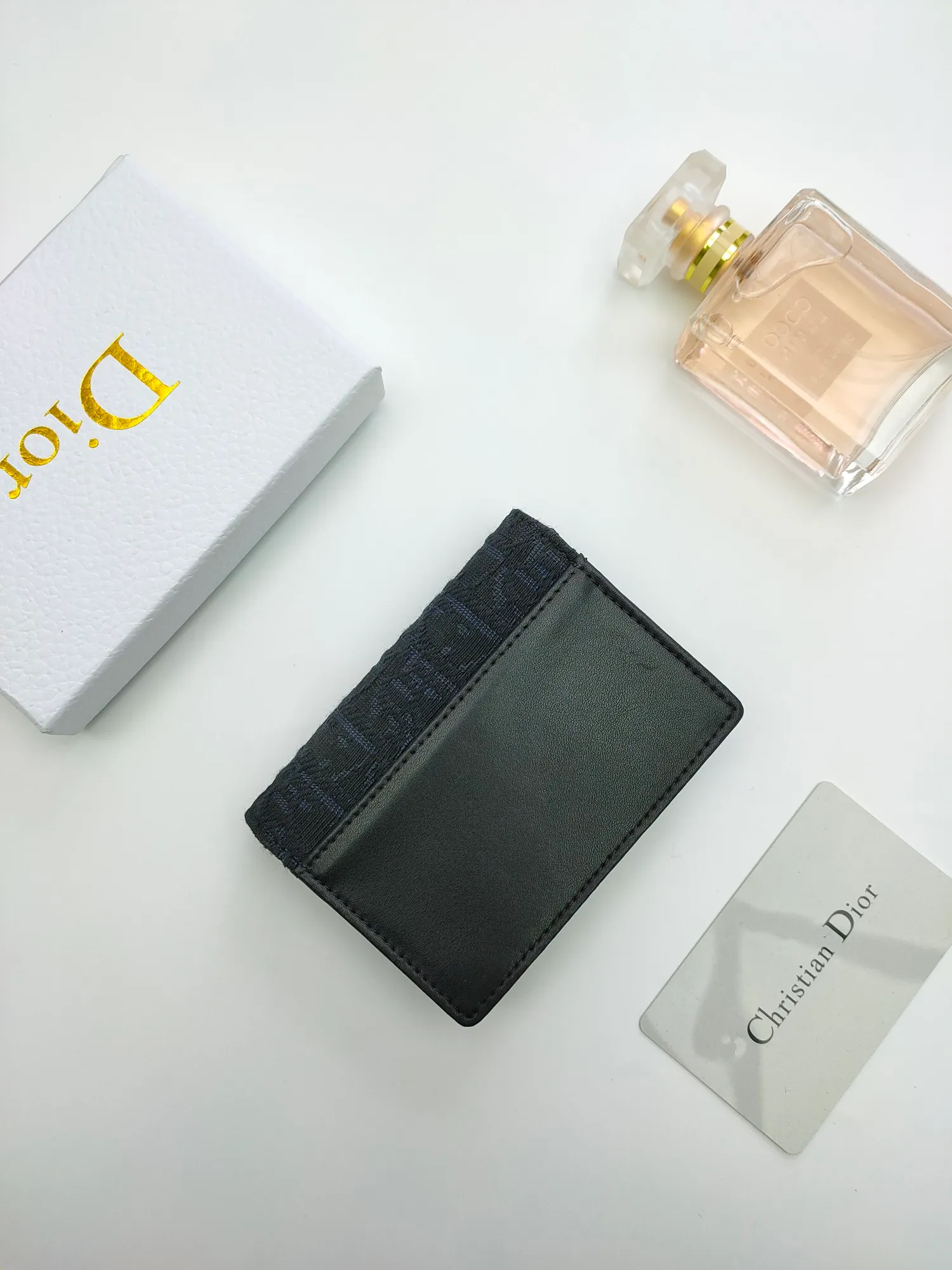 ￥110🌹This Dior saddle flip card holder is practical and compact👍🏻It can replace the traditional saddle wallet🎉Made of Dior Oblique printed fabric with sheepskin. It is made with exquisite craftsmanship and is durable❤️It has a spacious main compartment with 2 patch pockets and 2 card slots, which can store cash, bills and cards. Can be paired with other pieces from the saddle collection for an elegant look. Style number: S5611 Size: 11*7.5*2.5cm