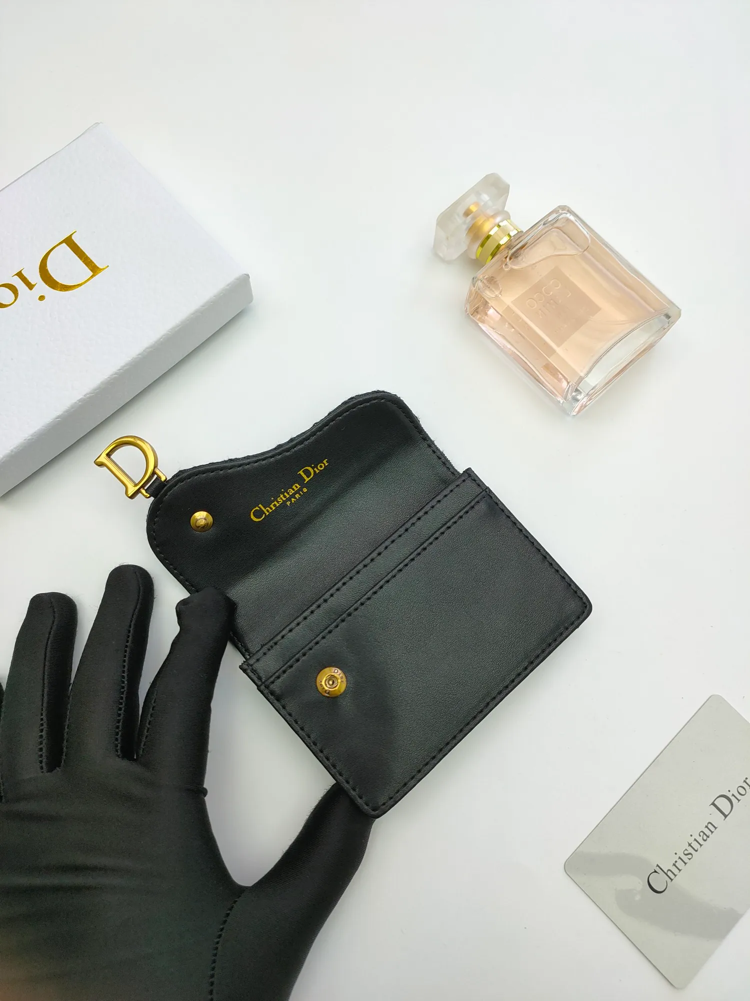 ￥110🌹This Dior saddle flip card holder is practical and compact👍🏻It can replace the traditional saddle wallet🎉Made of Dior Oblique printed fabric with sheepskin. It is made with exquisite craftsmanship and is durable❤️It has a spacious main compartment with 2 patch pockets and 2 card slots, which can store cash, bills and cards. Can be paired with other pieces from the saddle collection for an elegant look. Style number: S5611 Size: 11*7.5*2.5cm
