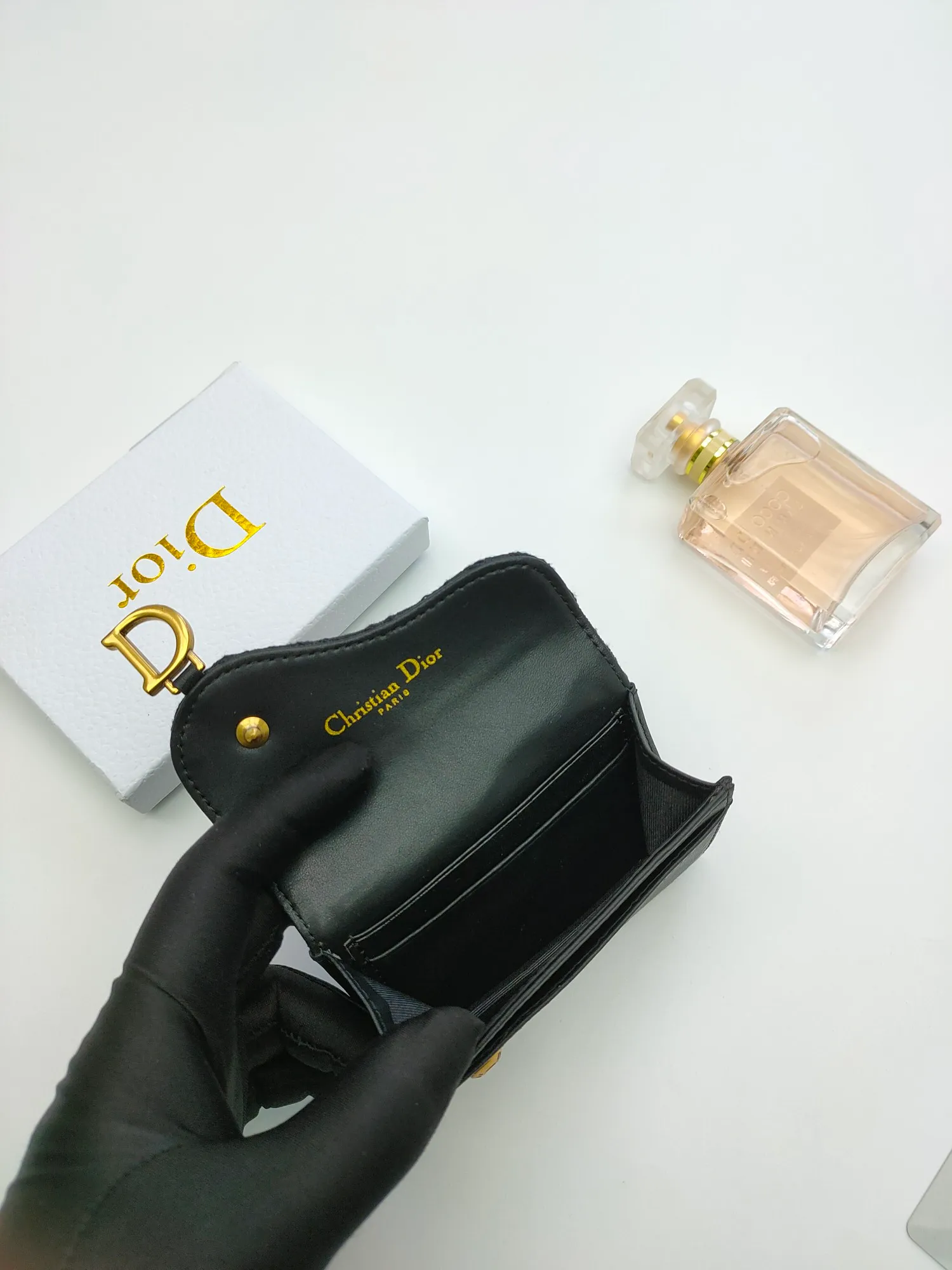 ￥110🌹This Dior saddle flip card holder is practical and compact👍🏻It can replace the traditional saddle wallet🎉Made of Dior Oblique printed fabric with sheepskin. It is made with exquisite craftsmanship and is durable❤️It has a spacious main compartment with 2 patch pockets and 2 card slots, which can store cash, bills and cards. Can be paired with other pieces from the saddle collection for an elegant look. Style number: S5611 Size: 11*7.5*2.5cm